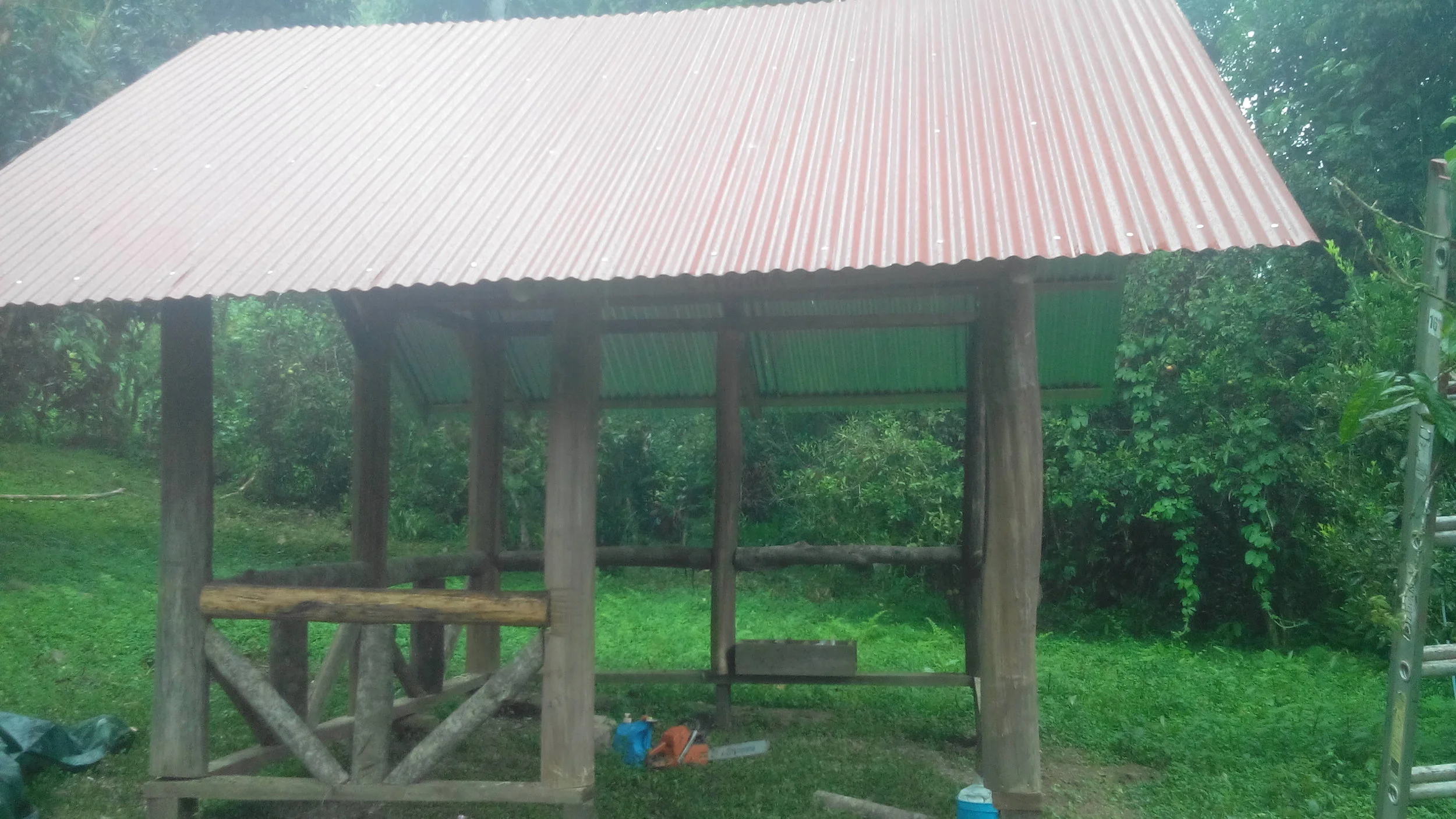 # 5 Camping. 1 Camper en un campamento de hierba con un techo de estaño ..... $ 20 por noche + Carpa (suministramos) Alquiler de $ 50 por la primera noche; TOTAL $ 70 por la primera noche, $ 20 por cada noche adicional. 