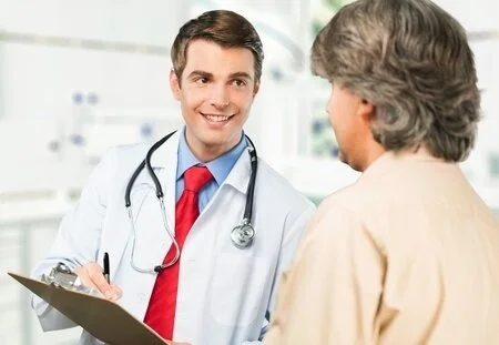 48079095_S_Doctor_Patient_Smiling_Clipboard_.jpg