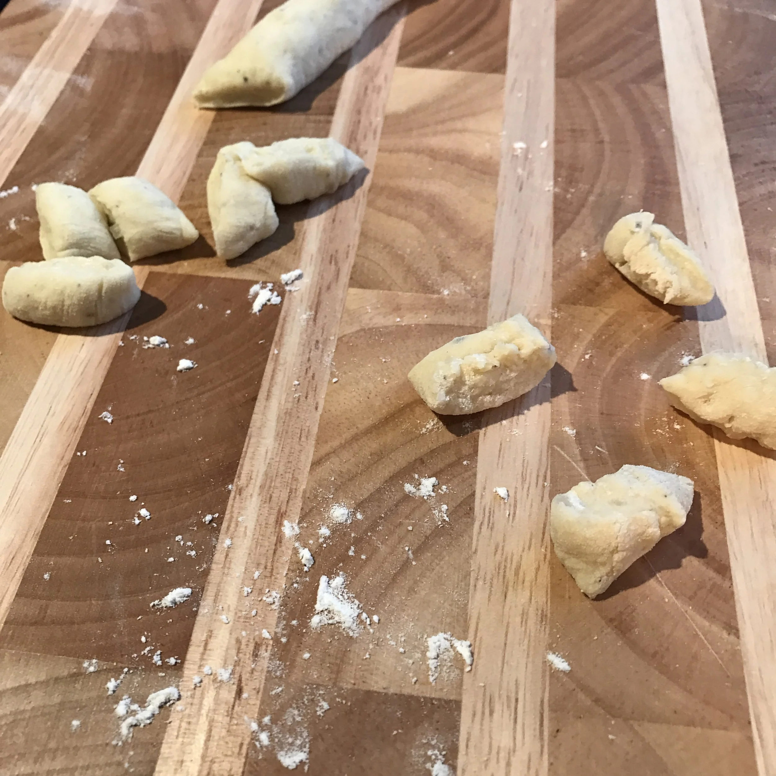 So you want to make home-made pasta but you don't want to spend the rest of your life kneading dough or hunting down pasta maker attachments? Bingo! Gnocchi! Toddler approved and easy to make from scratch!