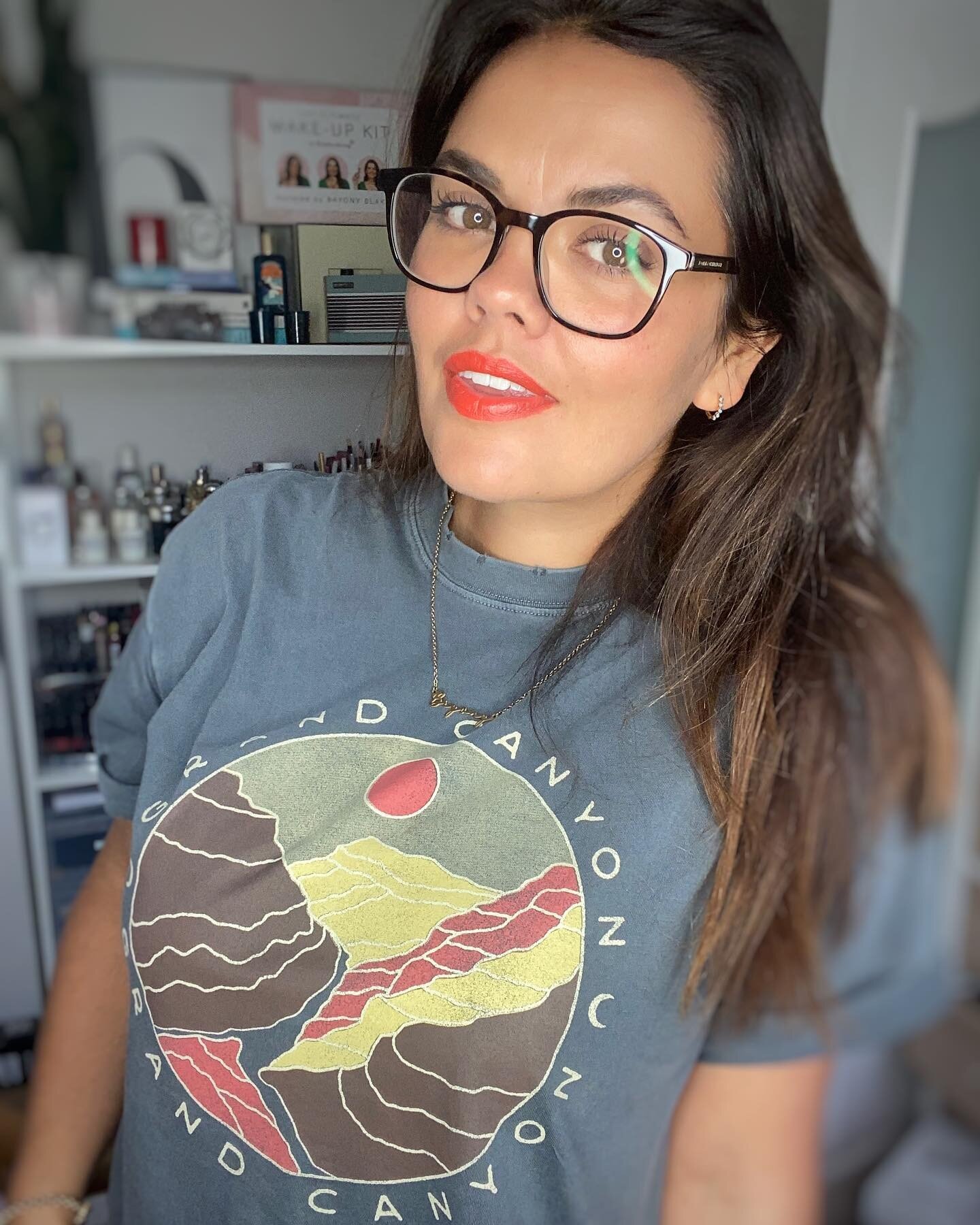 Keeping it simple with things that make you happy. Bright Orange/Red lipstick ( Trophy) from my Makeup Box and a New T-Shirt from @freepeopleuk! #casualstyle #bryonyblake #makeupartist #brightlipstick #tshirt