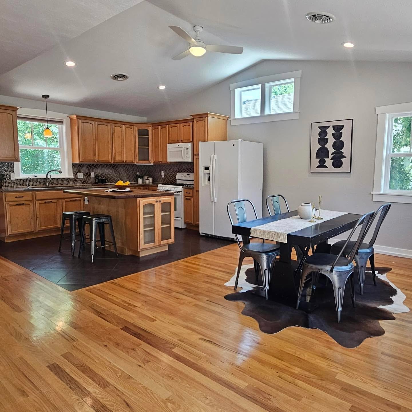 No complaining here with vaulted ceilings like these! They make the kitchen and dining space feel so much larger! Great home in the Highlands ready for you!! 

#5280magazine #acutedesigner #stagingworks #liveindenver #stagingsells #denverrealestate #