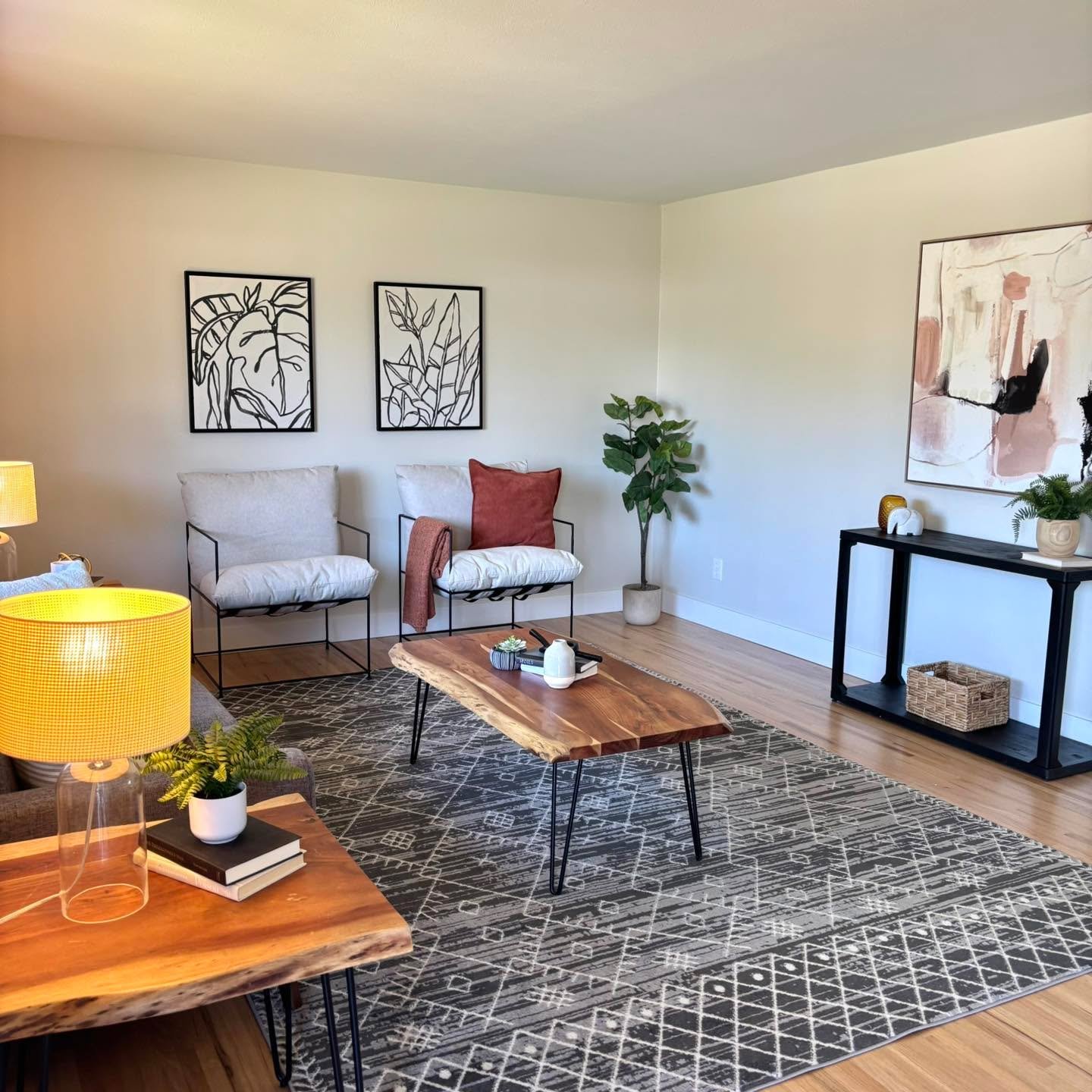 This beaut won&rsquo;t last long!! Wonderful updated home in Centennial. On the market now! 

#5280magazine #acutedesigner #stagingworks #liveindenver #stagingsells #denverrealestate #girlboss #housetour #coloradorealtor #homesweethome #instahome #ho
