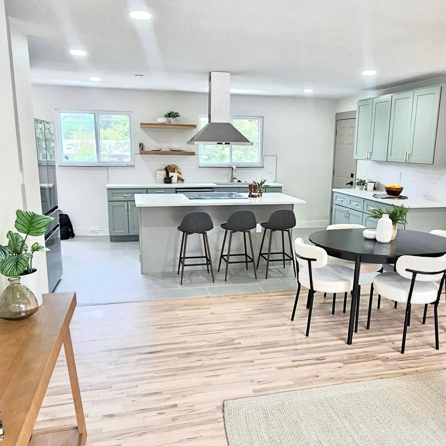 Love the soft green hue on the cabinets in this fabulous flip! Hitting the market soon in lovely Littleton! 

#5280magazine #acutedesigner #stagingworks #liveindenver #stagingsells #denverrealestate #girlboss #housetour #coloradorealtor #homesweethom