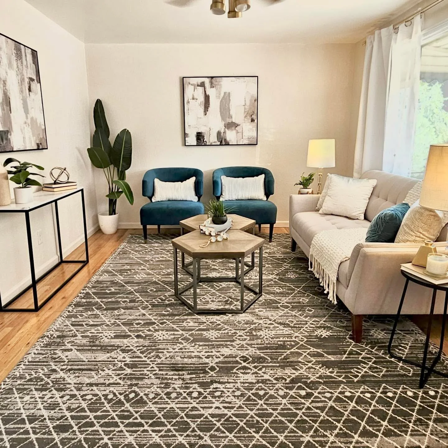 Just a hint of color does a house good. 

#5280magazine #acutedesigner #stagingworks #liveindenver #stagingsells #denverrealestate #girlboss #housetour #coloradorealtor #homesweethome #instahome #homestaging #denverdesign #howyouhome #coloradorealest