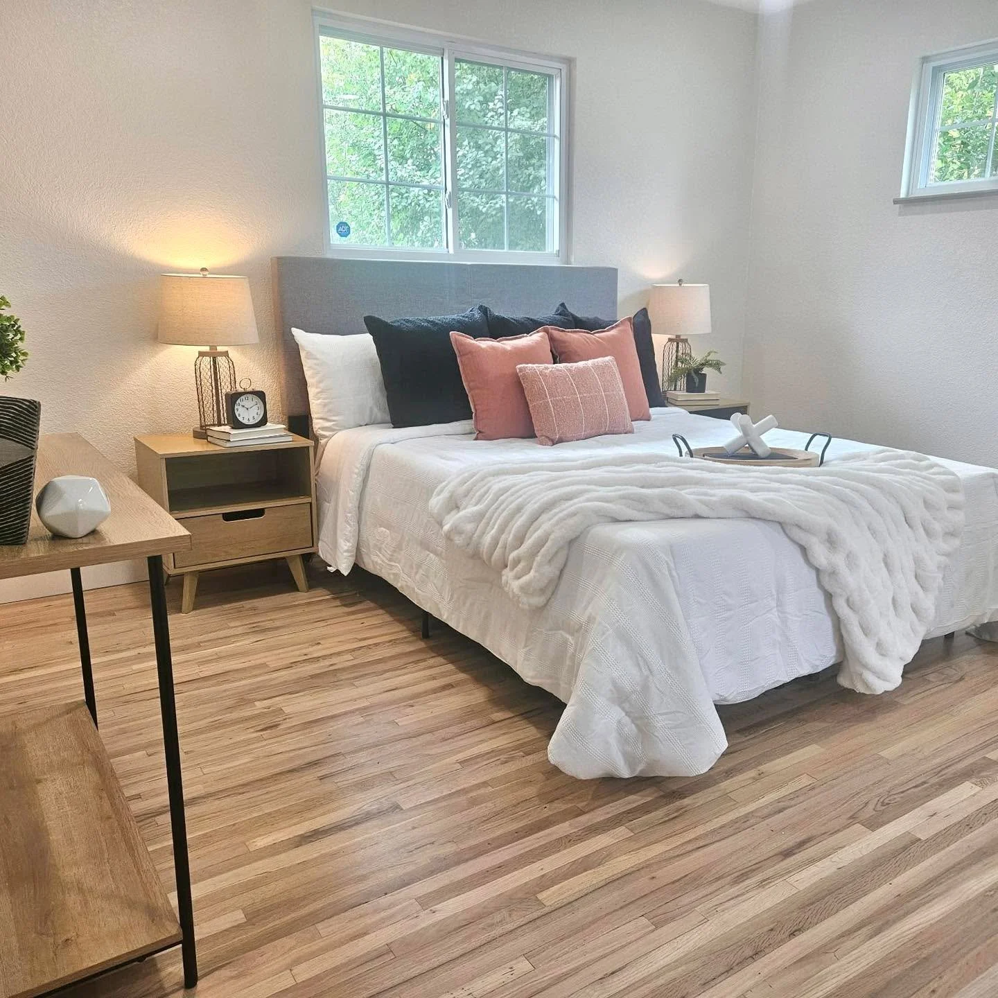 Absolutely love how the natural wood tones add so much warmth to a space. Would certainly be happy to wake up in this bedroom every morning! 

#5280magazine #acutedesigner #stagingworks #liveindenver #stagingsells #denverrealestate #girlboss #houseto