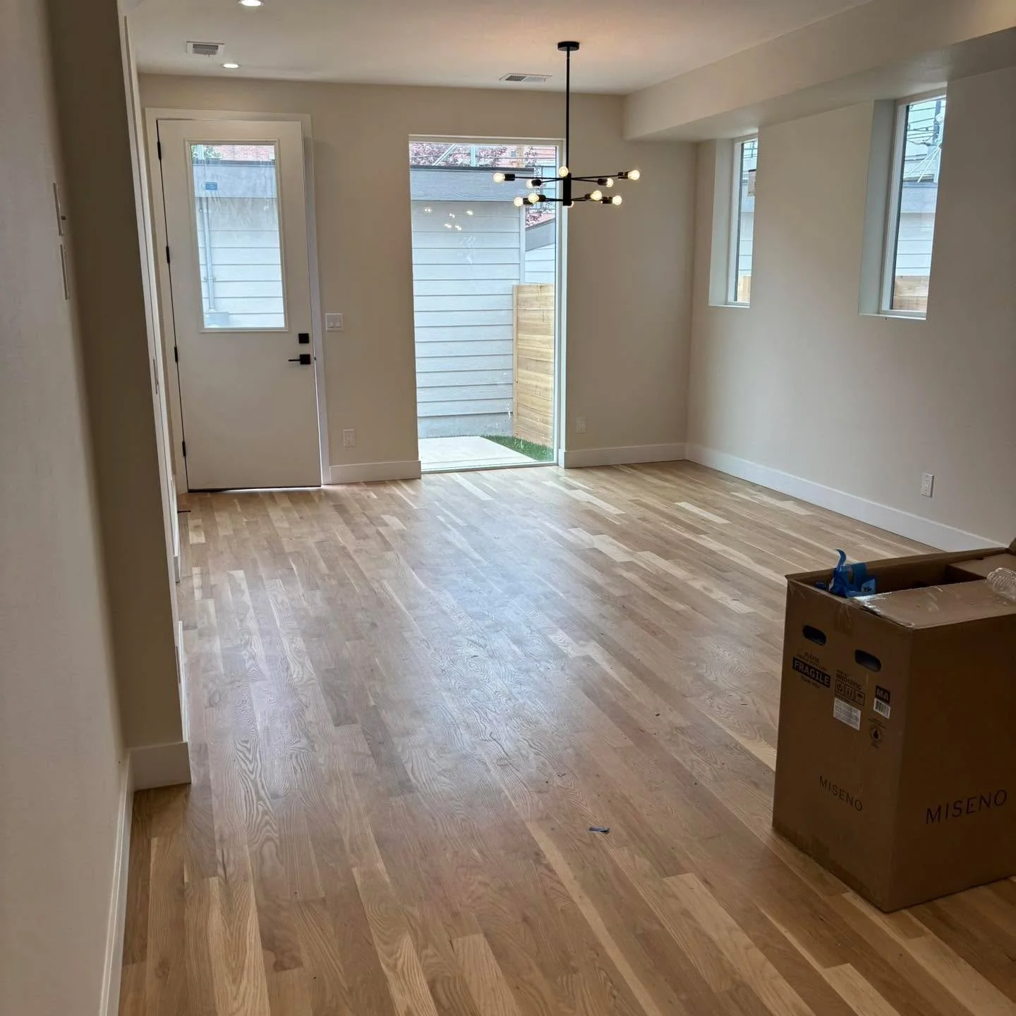 Another example of how staging perfects a space. If this home was left unstaged, it would just be an empty shell with no character and emotional connection for a buyer. Staging works!! 

#5280magazine #acutedesigner #stagingworks #liveindenver #stagi