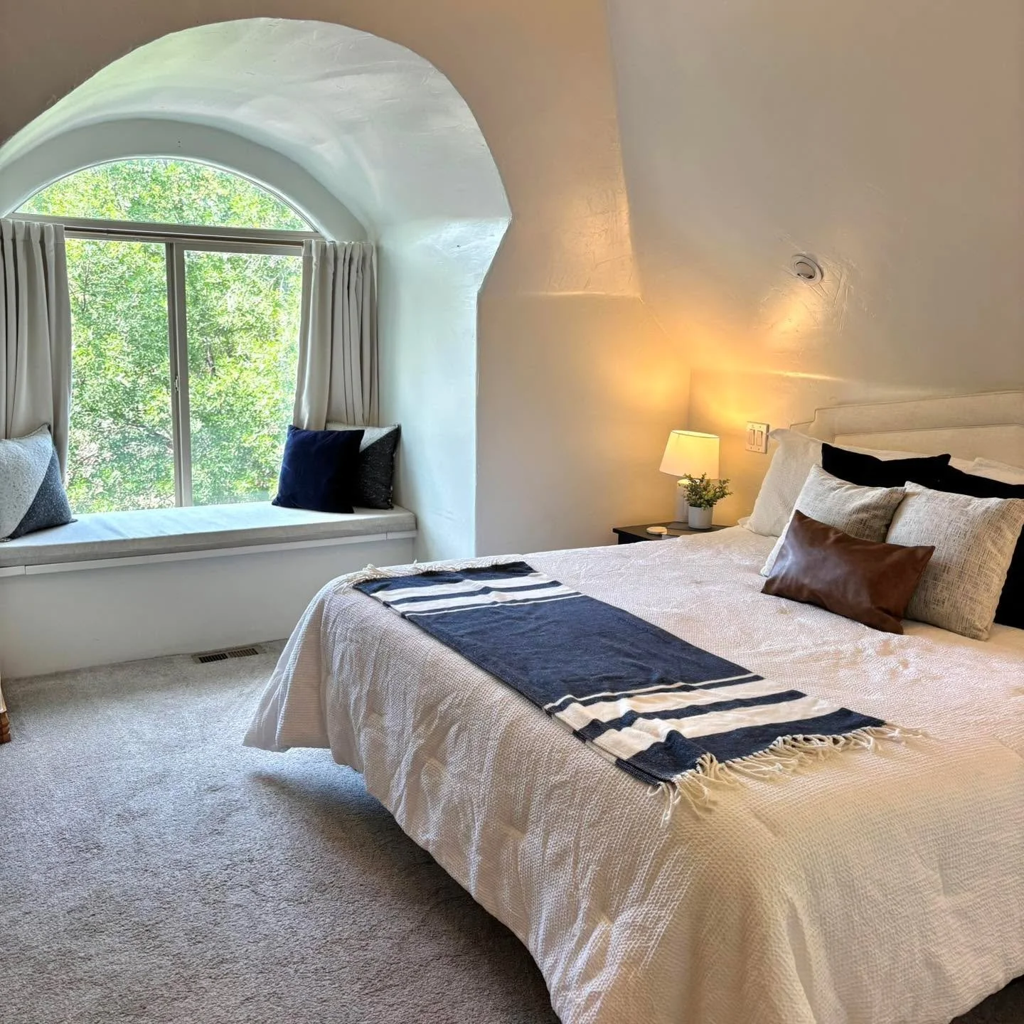 This window seat is the perfect sunny nook to curl up with a book, sip morning coffee, or simply daydream while gazing at the leaves swaying outside. Love this bedroom!! 

#5280magazine #acutedesigner #stagingworks #liveindenver #stagingsells #denver