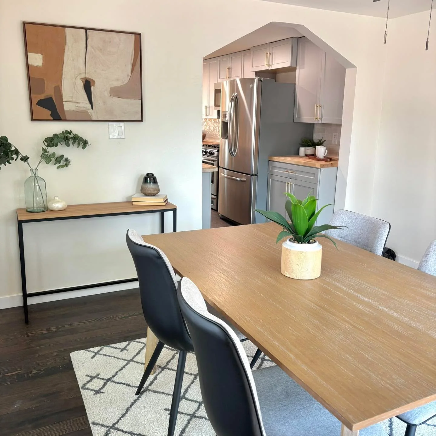 How cool is the archway leading into the kitchen?!! Glad to see the seller keep the original architecture on this flip. This adorable home is already under contract! 

#5280magazine #acutedesigner #stagingworks #liveindenver #stagingsells #denverreal