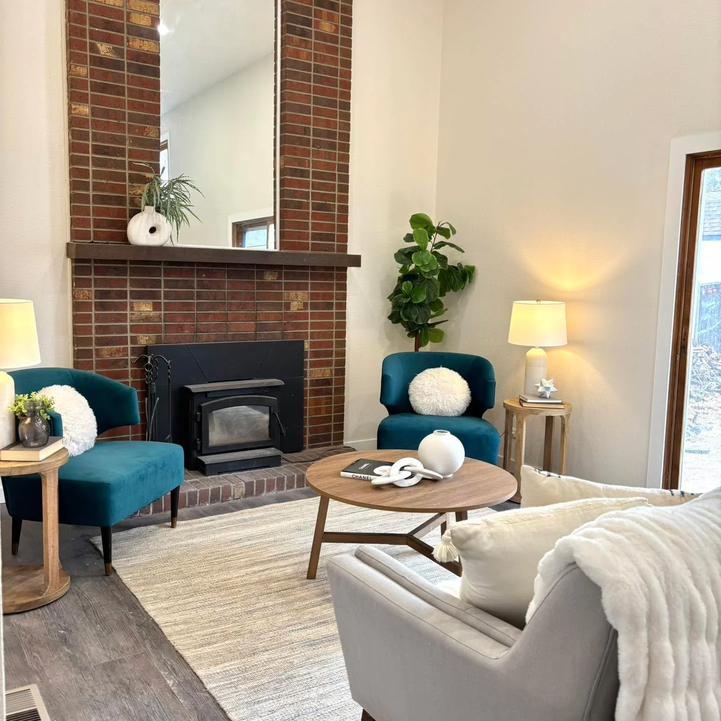 Just a little pop of color to give this living space a more cozy vibe!! 

#5280magazine #acutedesigner #stagingworks #liveindenver #stagingsells #denverrealestate #girlboss #housetour #coloradorealtor #homesweethome #instahome #homestaging #denverdes