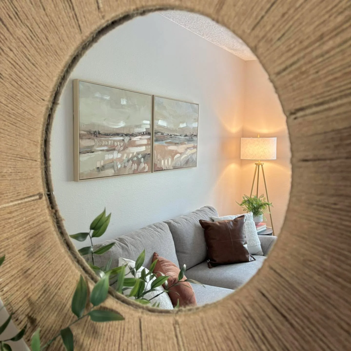 Sneak a peek into this adorable space with us! Great townhome in Lakewood hitting the market this week!! 

#5280magazine #acutedesigner #stagingworks #liveindenver #stagingsells #denverrealestate #girlboss #housetour #coloradorealtor #homesweethome #