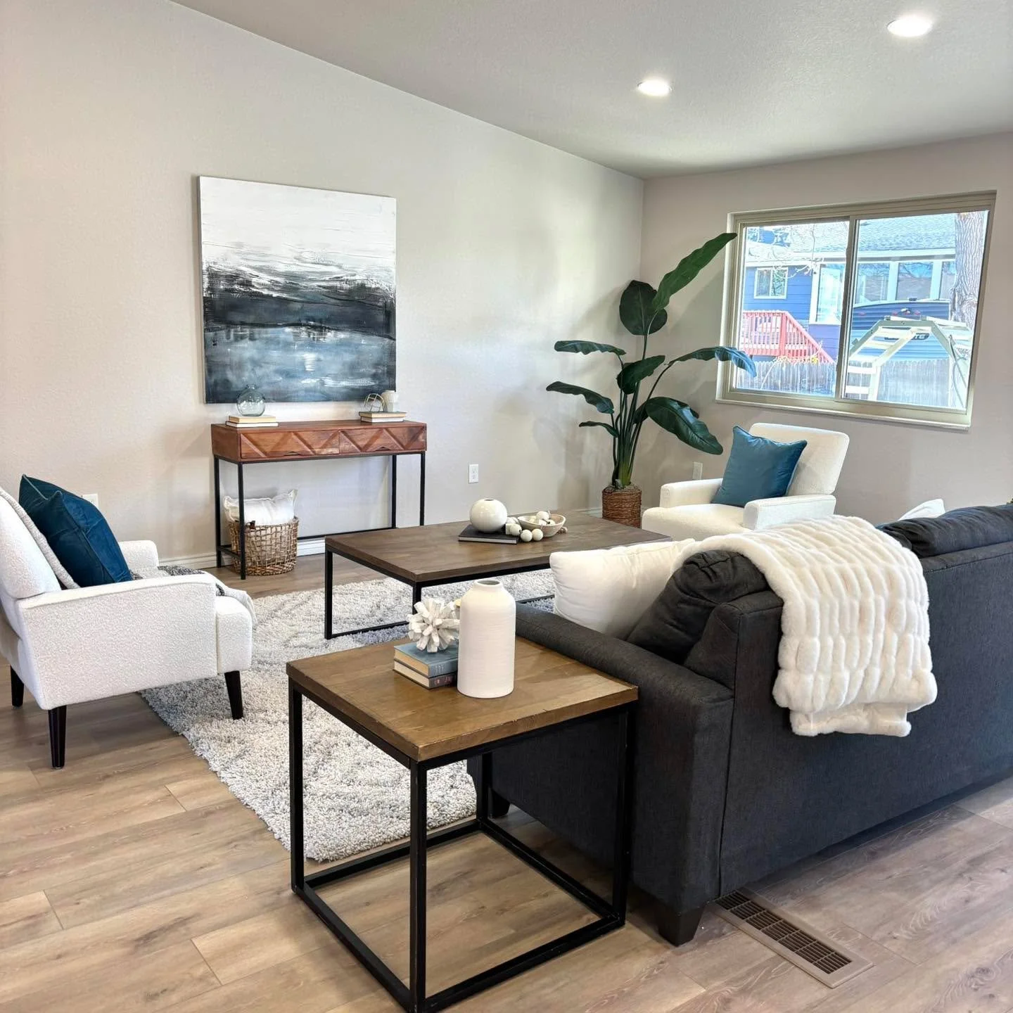 What a cozy space! Perfect for hosting family and friends during the holidays. Coming soon!!

#5280magazine #acutedesigner #stagingworks #liveindenver #stagingsells #denverrealestate #girlboss #housetour #coloradorealtor #homesweethome #instahome #ho