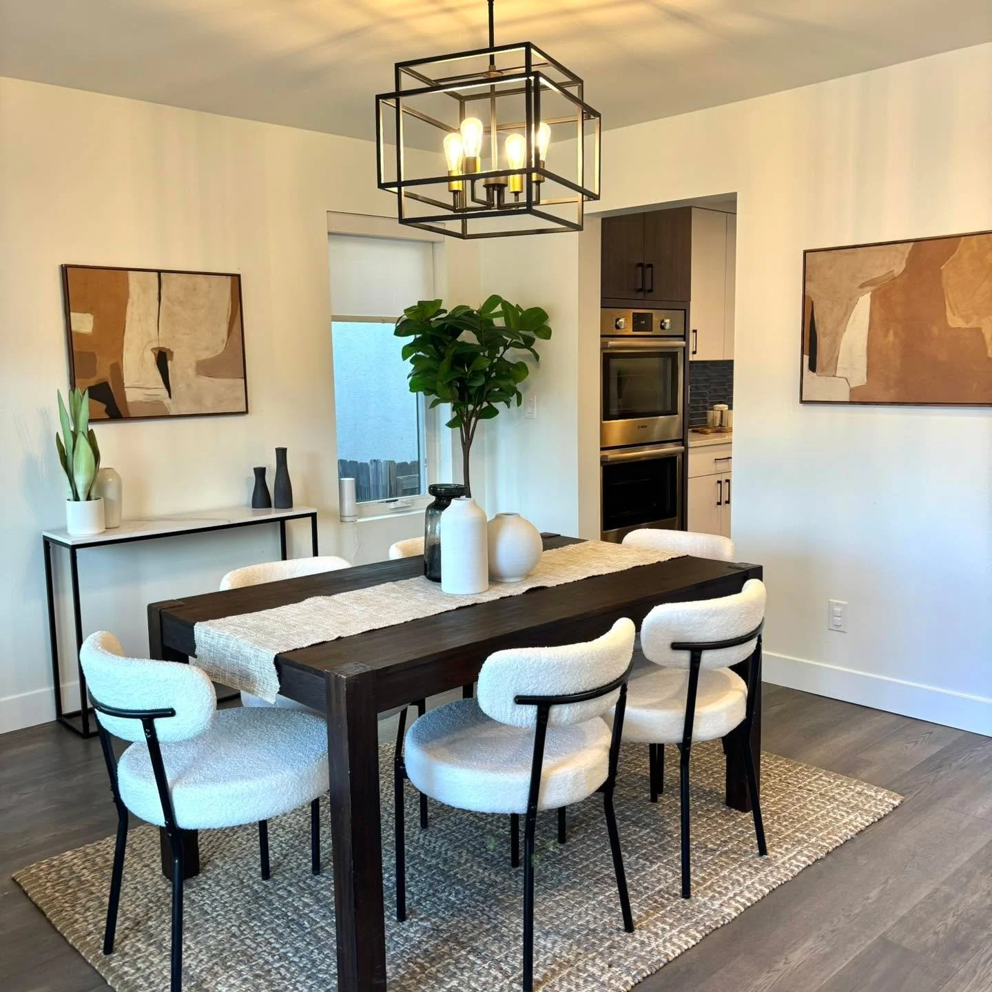 Love the simplicity of this dining space! Light, bright and ready for a home cooked meal! 

#5280magazine #acutedesigner #stagingworks #liveindenver #stagingsells #denverrealestate #girlboss #housetour #coloradorealtor #homesweethome #instahome #home