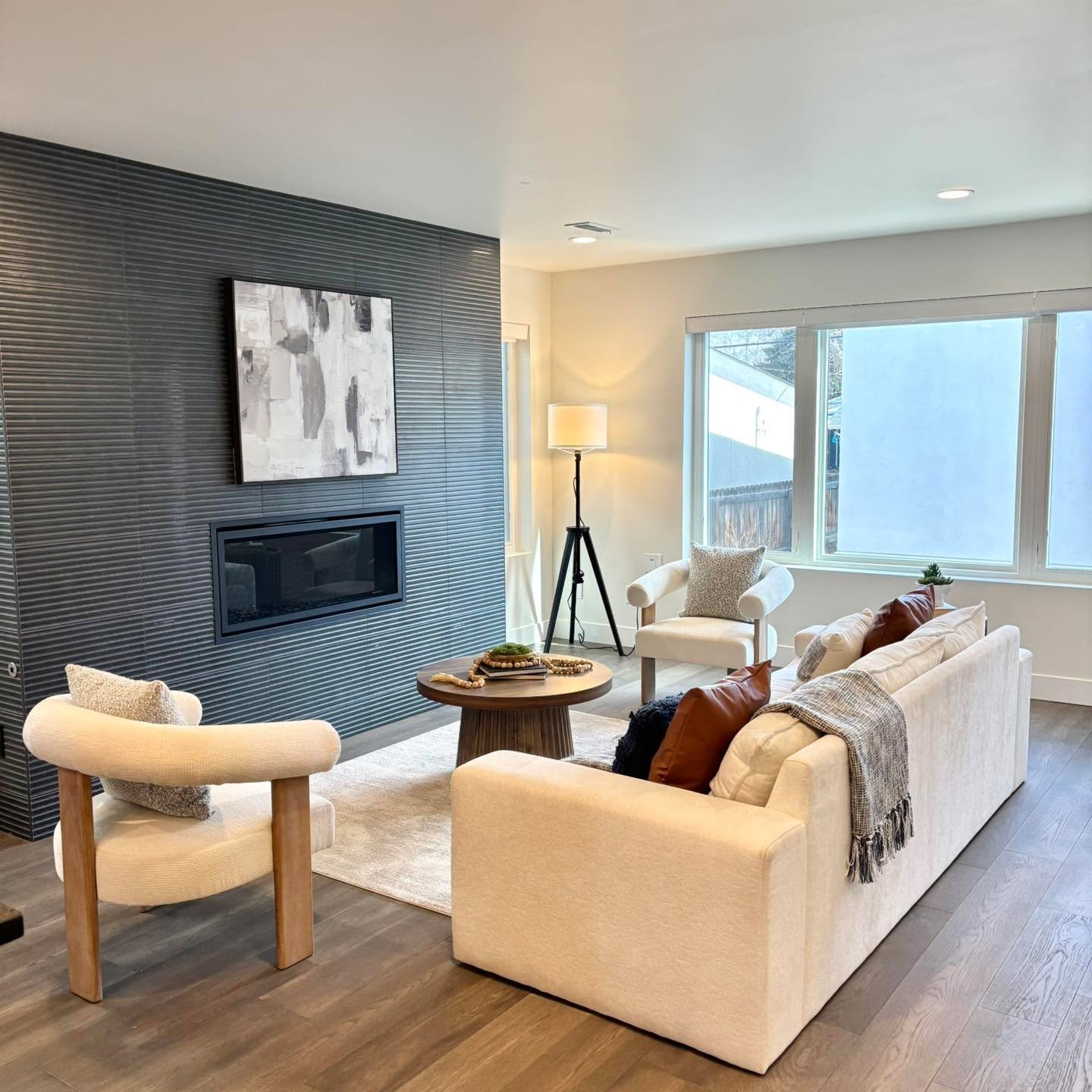 Love the clean lines of this home! Simple yet elevated finishes give this space so much design detail and structure! Beautiful home on the market now! 

#5280magazine #acutedesigner #stagingworks #liveindenver #stagingsells #denverrealestate #girlbos