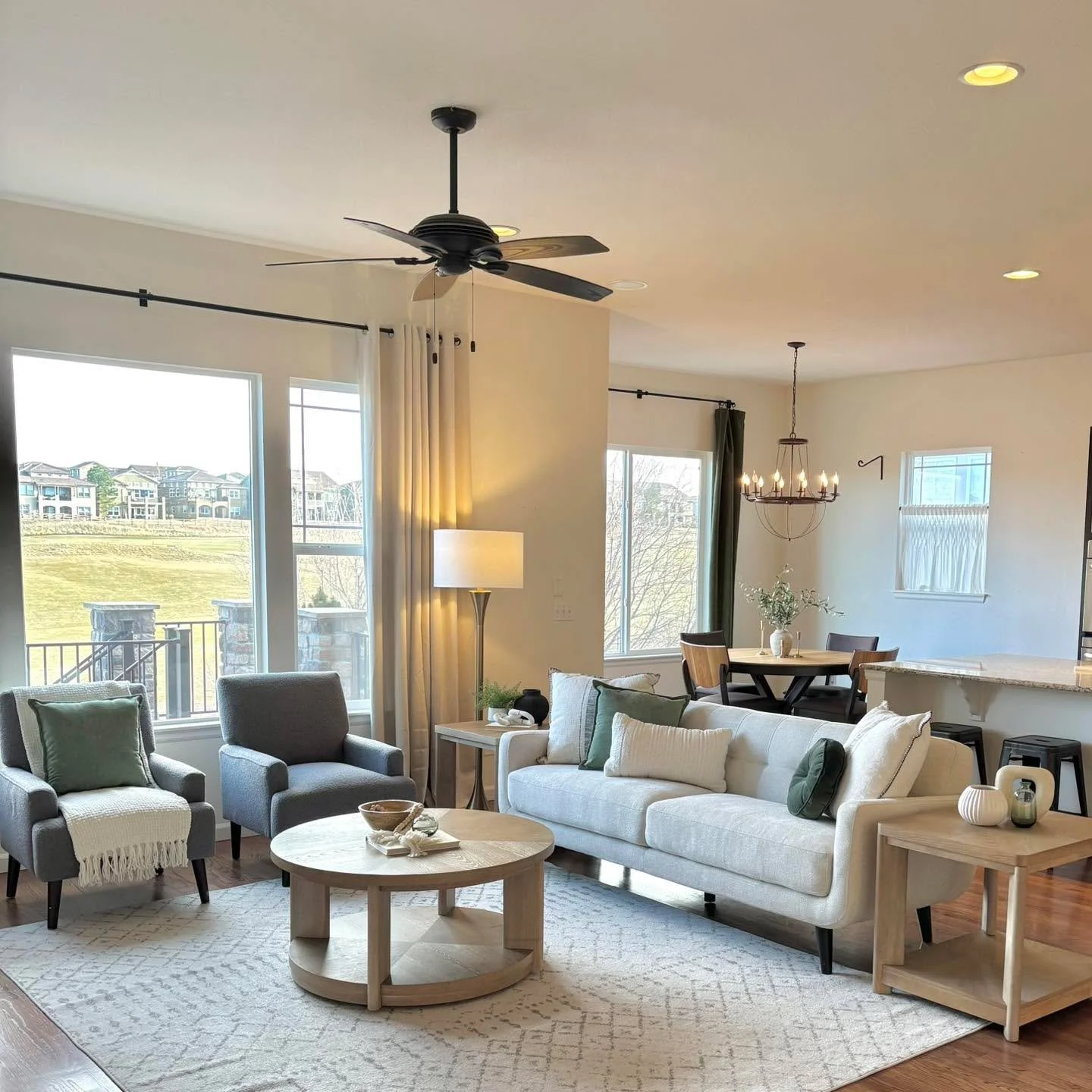 Under Contract and in such a short time!! But to me it&rsquo;s obvious this beautiful home went fast! Great location on a golf course and lovely finishes throughout! 

#5280magazine #acutedesigner #stagingworks #liveindenver #stagingsells #denverreal