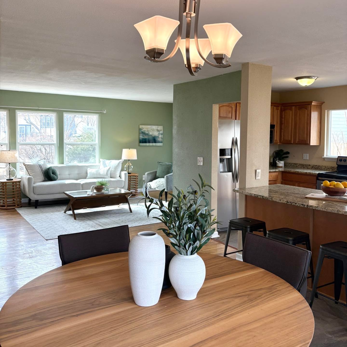 All this green is sending me spring vibes!! Fabulous home in Morrison on the market now! 

#5280magazine #acutedesigner #stagingworks #liveindenver #stagingsells #denverrealestate #girlboss #housetour #coloradorealtor #homesweethome #instahome #homes