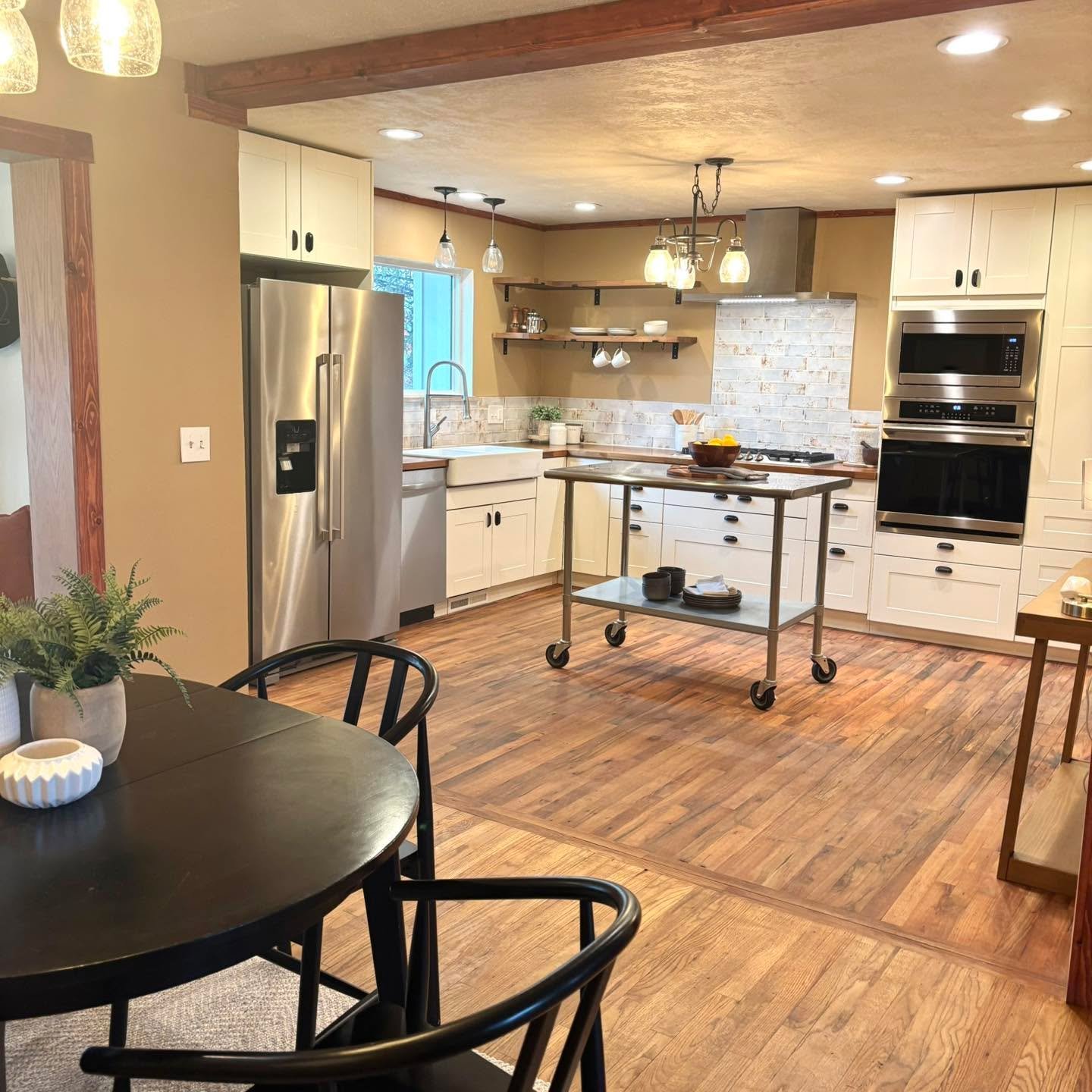 Such a unique kitchen! Fabulous finishes and a large open space to cook all the yummy meals for your family. On the market now!

#5280magazine #acutedesigner #stagingworks #liveindenver #stagingsells #denverrealestate #girlboss #housetour #coloradore