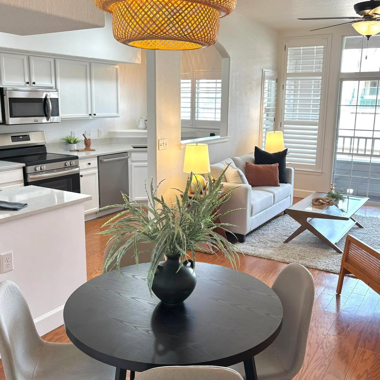 Simple yet sophisticated. It&rsquo;s amazing what new countertops and fresh paint can do to a space. Fantastic townhome on the market now! 

#5280magazine #acutedesigner #stagingworks #liveindenver #stagingsells #denverrealestate #girlboss #housetour