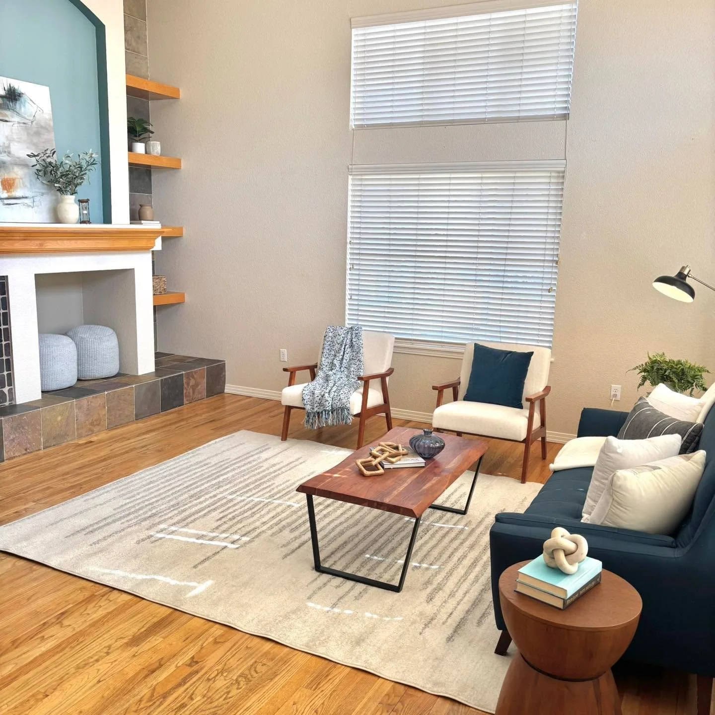 The vaulted ceilings in this home are amazing!! Truly makes the living room feel so spacious. Adorable home in Parker on the market now!! 

#5280magazine #acutedesigner #stagingworks #liveindenver #stagingsells #denverrealestate #girlboss #housetour 