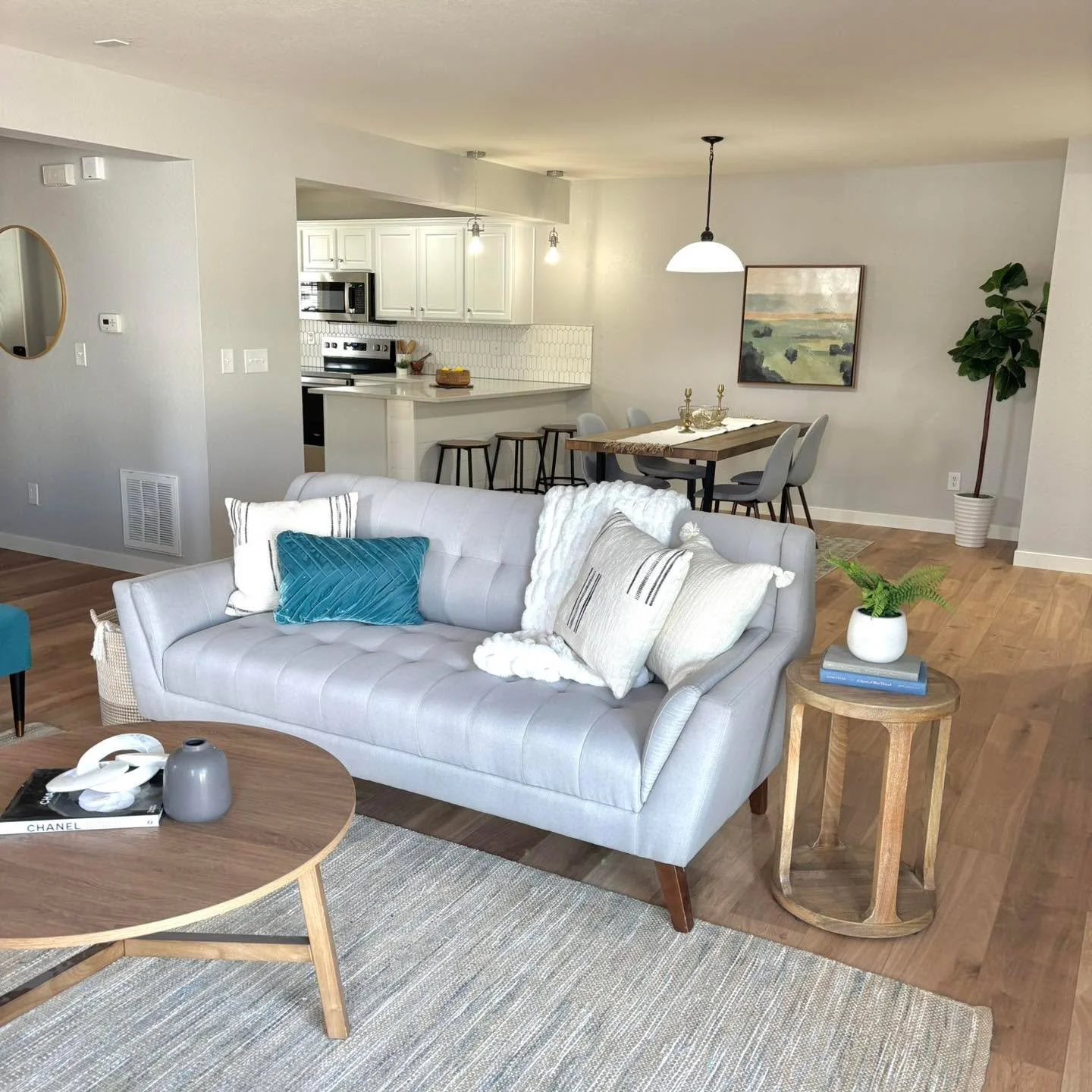 Check out this amazing townhome in Westminster!! Large open concept on the main level with a fresh paint and flooring. On the market now! 

#5280magazine #acutedesigner #stagingworks #liveindenver #stagingsells #denverrealestate #girlboss #housetour 