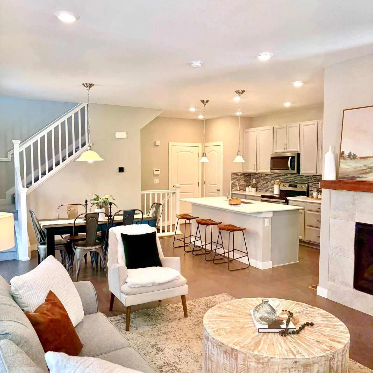 Open-concept living at its finest ✨
Where cozy meets clean lines&mdash;warm wood tones, soft neutrals, and a kitchen made for gathering. From morning coffee at the island to dinner with friends under pendant lights, this space just flows 🤍🏡

#5280m