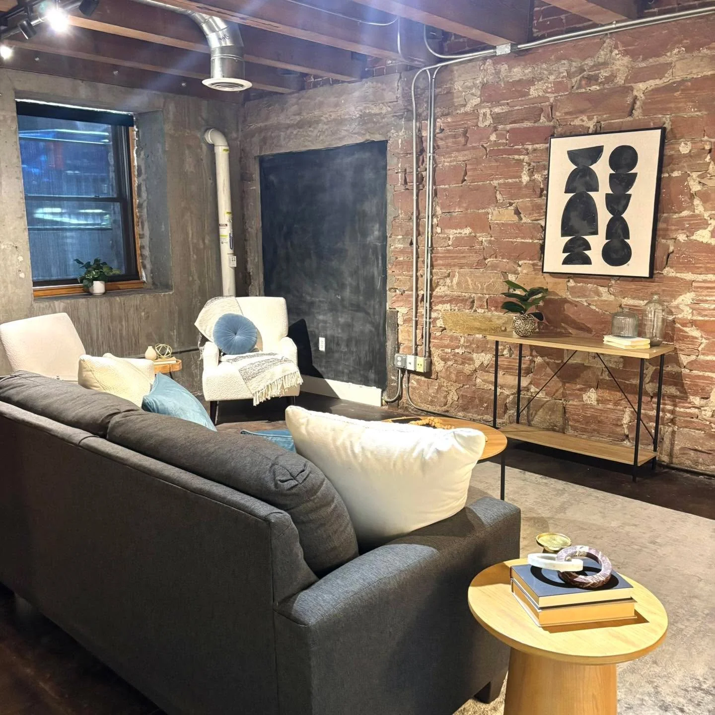 Moody meets modern 🖤✨
Exposed brick, industrial details, and cozy textures come together in this perfectly styled downtown loft. A little edgy, a lot inviting&mdash;this is where character and comfort collide 🛋️🔥

#5280magazine #acutedesigner #sta