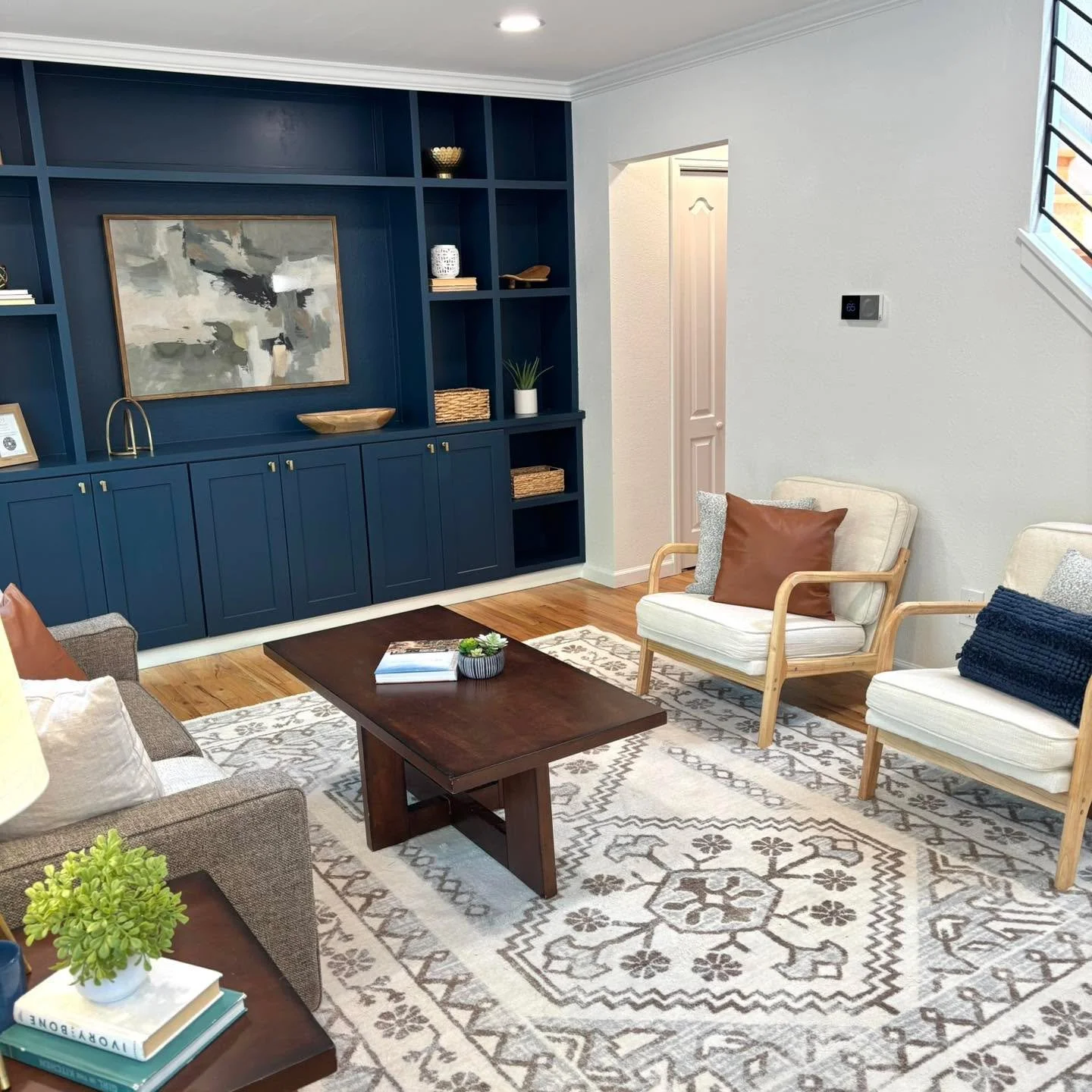 I love how navy blue tones add a delightful burst of color while still honoring a neutral color palette. It pairs so well with warm wood tones and gold metallics. Always create a polished look! 

#5280magazine #acutedesigner #stagingworks #liveindenv
