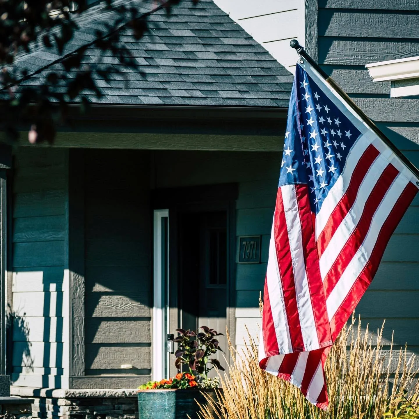 Honoring the brave men and women who made the ultimate sacrifice for our freedom. This Memorial Day, we remember, reflect, and give thanks ❤️🤍💙 🇺🇸

#5280magazine #acutedesigner #stagingworks #liveindenver #stagingsells #denverrealestate #girlboss