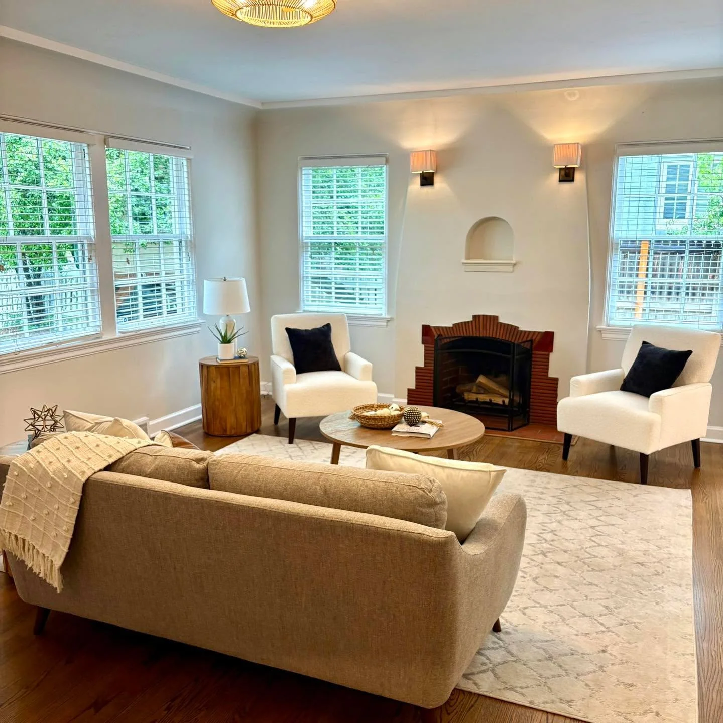 Strategic staging helps buyers instantly feel at home the moment they walk through the door ✨ By creating a warm, inviting layout and highlighting the home&rsquo;s architectural charm, this space feels brighter, larger, and more functional. The cozy 
