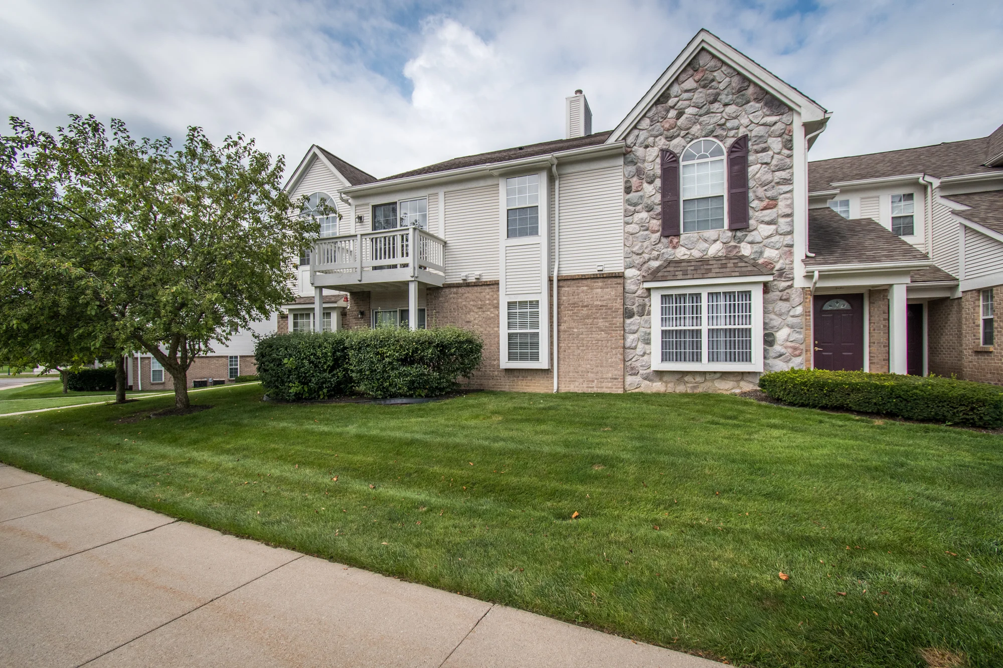 Oakbrooke, South Lyon- $150,000 DOM 3 / Sold for 97% of asking price / 3 Showings