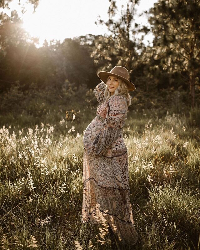 Courtney had a BALLER ASS SHOOT I CANT EVEN EXPLAIN HOW AMAZING IT WAS. We did some things a little differently and even had ourselves a little maternity boudoir session in the middle of the woods 😍 it was awesome. I know as a mom, having those real