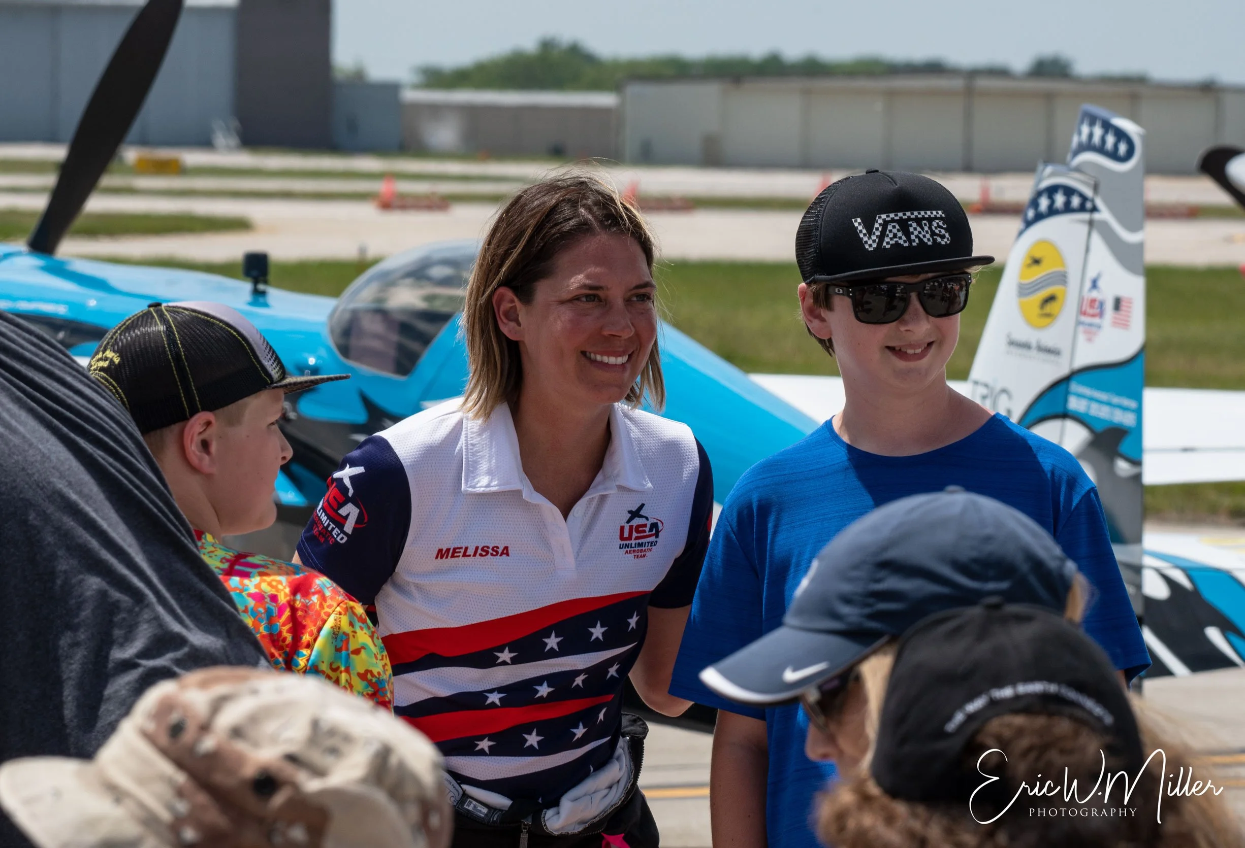 Melissa-with-fans-06.04.22_01sm 2.JPG