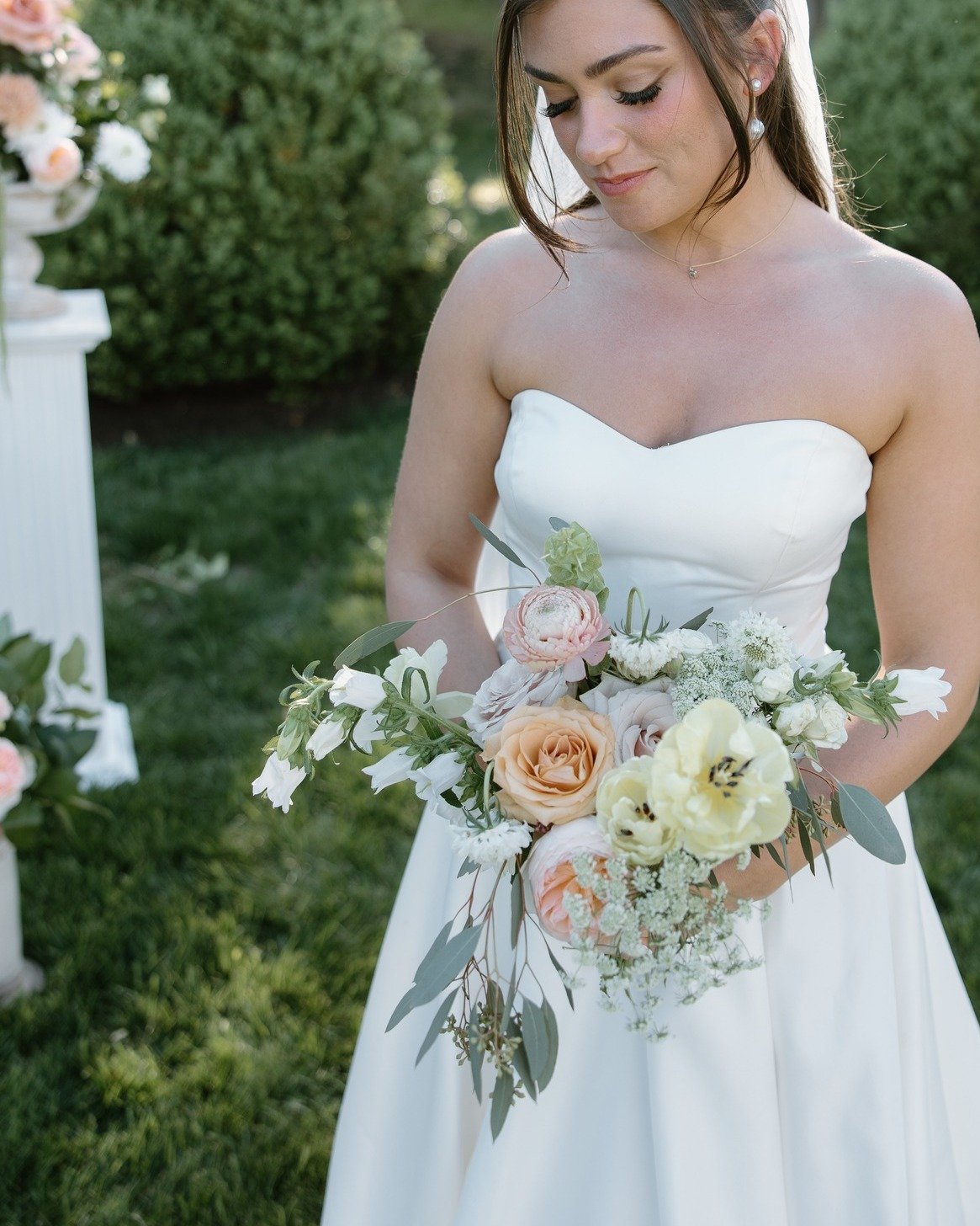 The sweetest florals for this summer wedding! 

Florals by Sunnybrook 

@toriparkerphotos 

 #summerflorals #weddingflorals #virginiaweddings #roanokewedding #weddingseason #BrideToBe #engaged