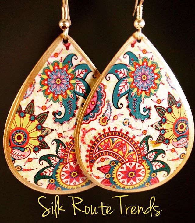 These paisley earrings are a perfect addition to any cute summer outfit 💛🎀
Follow the link in our bio to order online ✨
Look us up on Facebook 
#indianfashion #earrings #paisleydesign