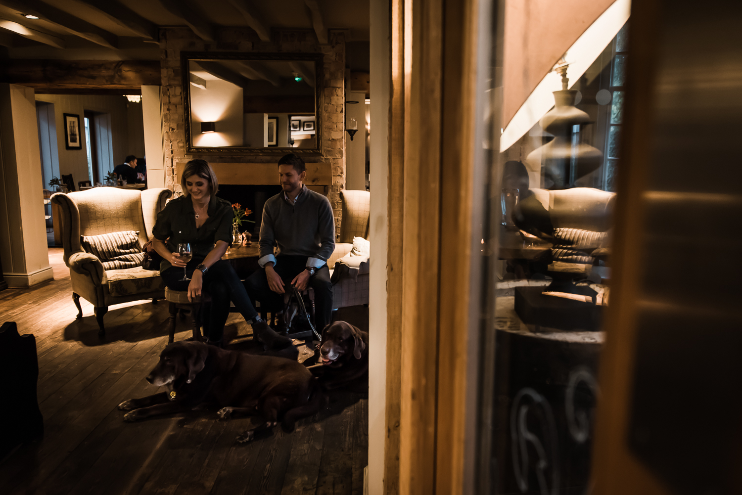  Cozy couples shoot in the pub on an autumn evening 