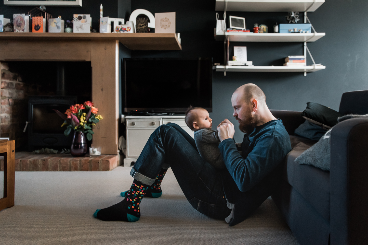 father baby relaxed baby photoshoot in home Diana Hagues photography