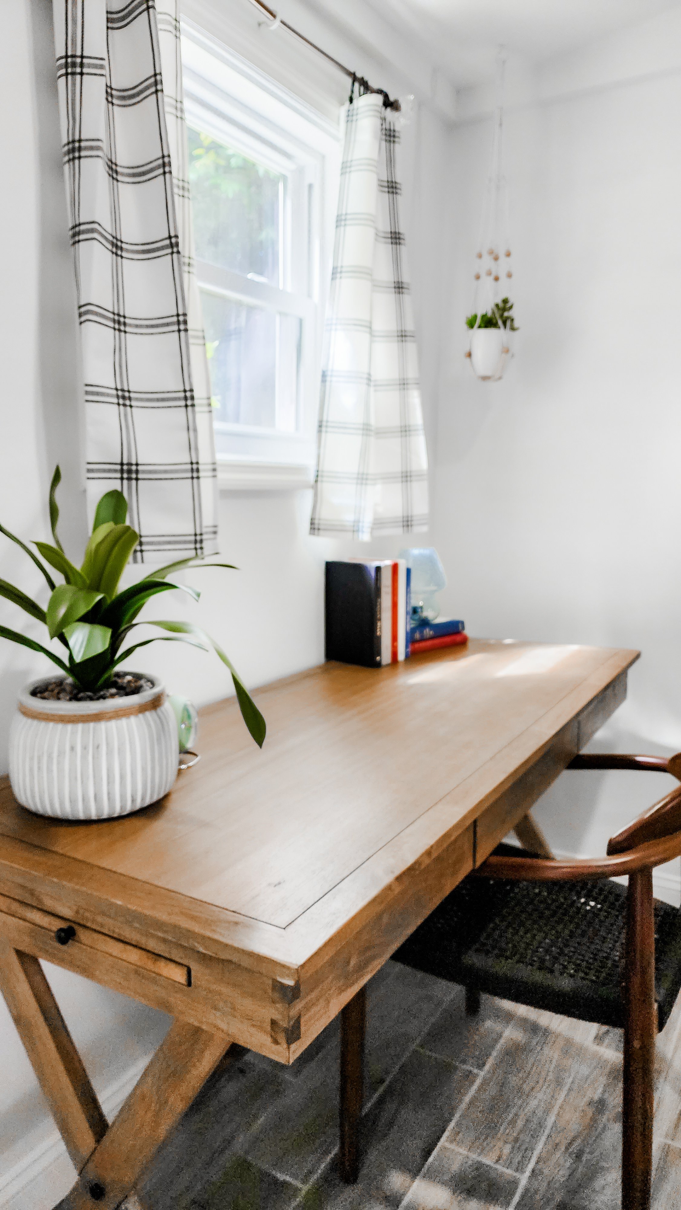 the-traveler-by-haymount-homes-desk.jpg