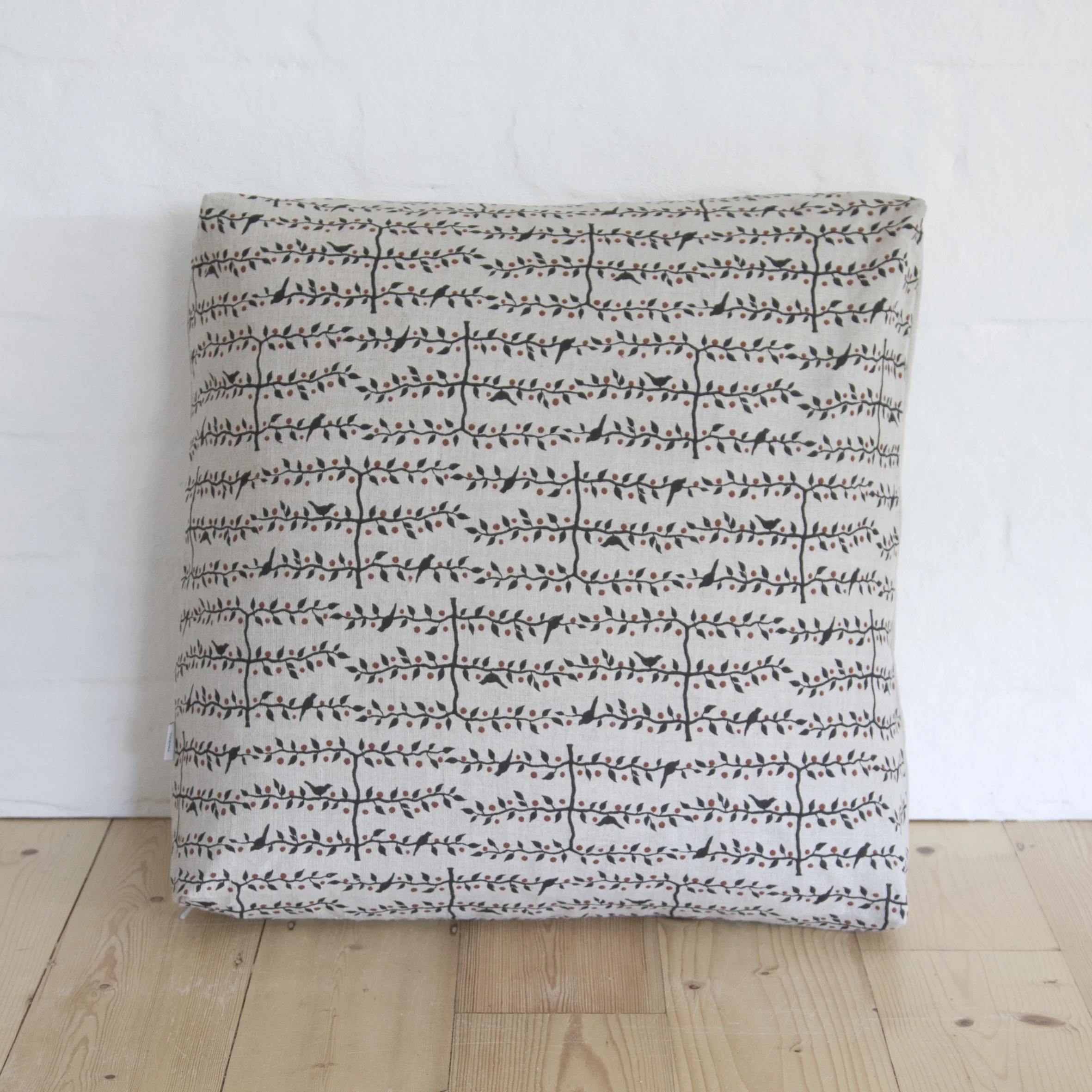 Medium Cushion in Espalier black/red