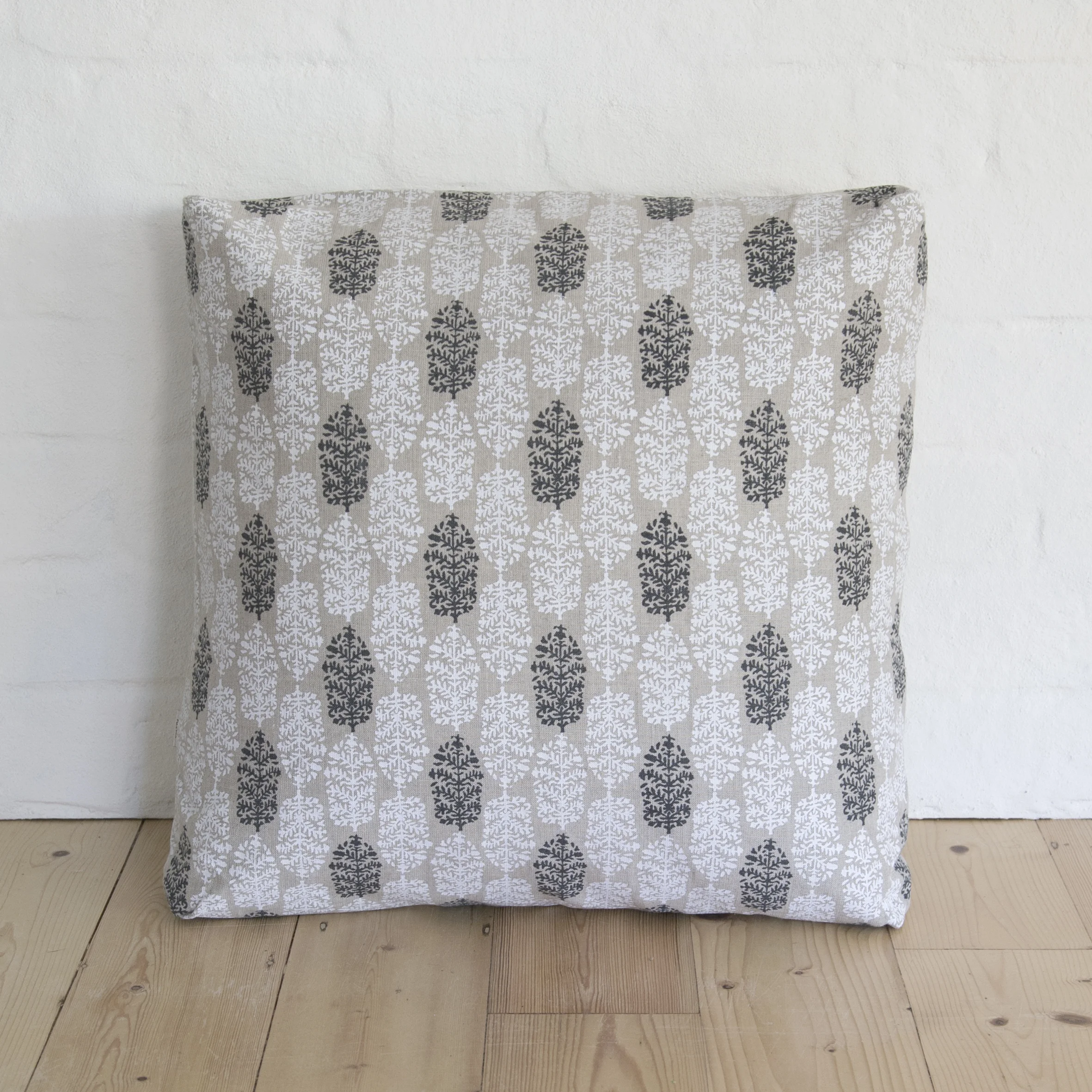 Medium Cushion in Indian Summer white/black