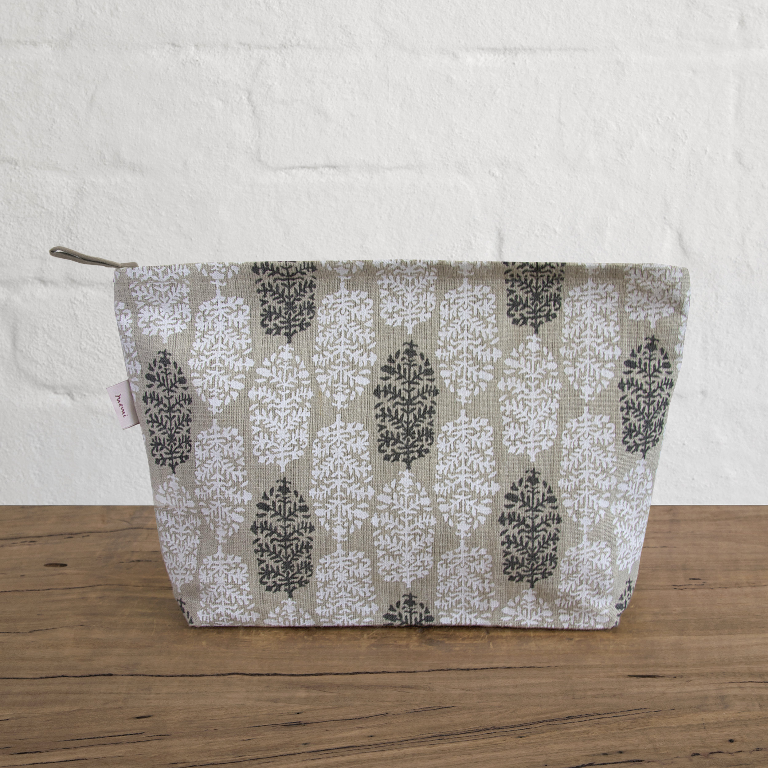 Toiletries Bag in Indian Summer white/black