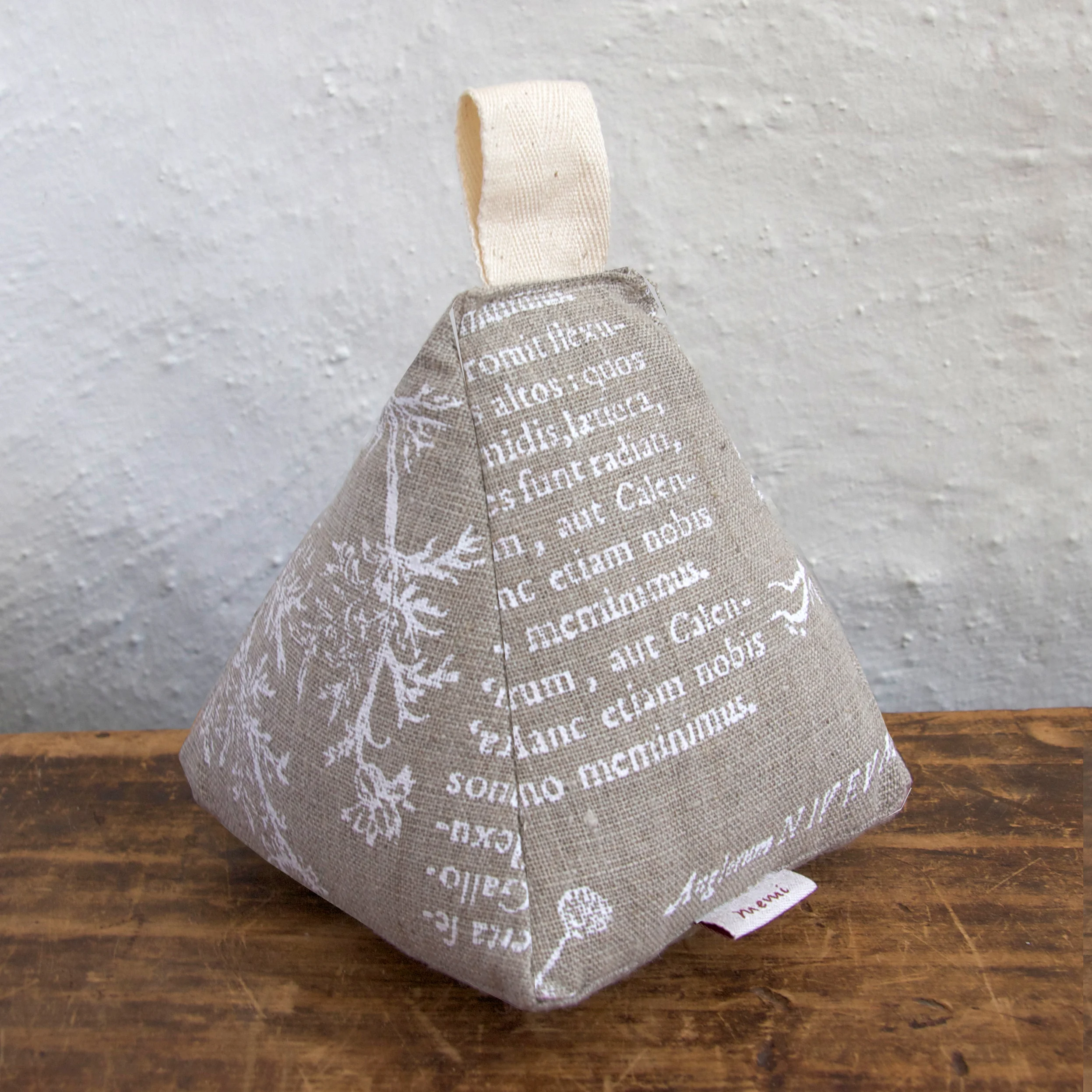 Doorstop in Latin Herbal white
