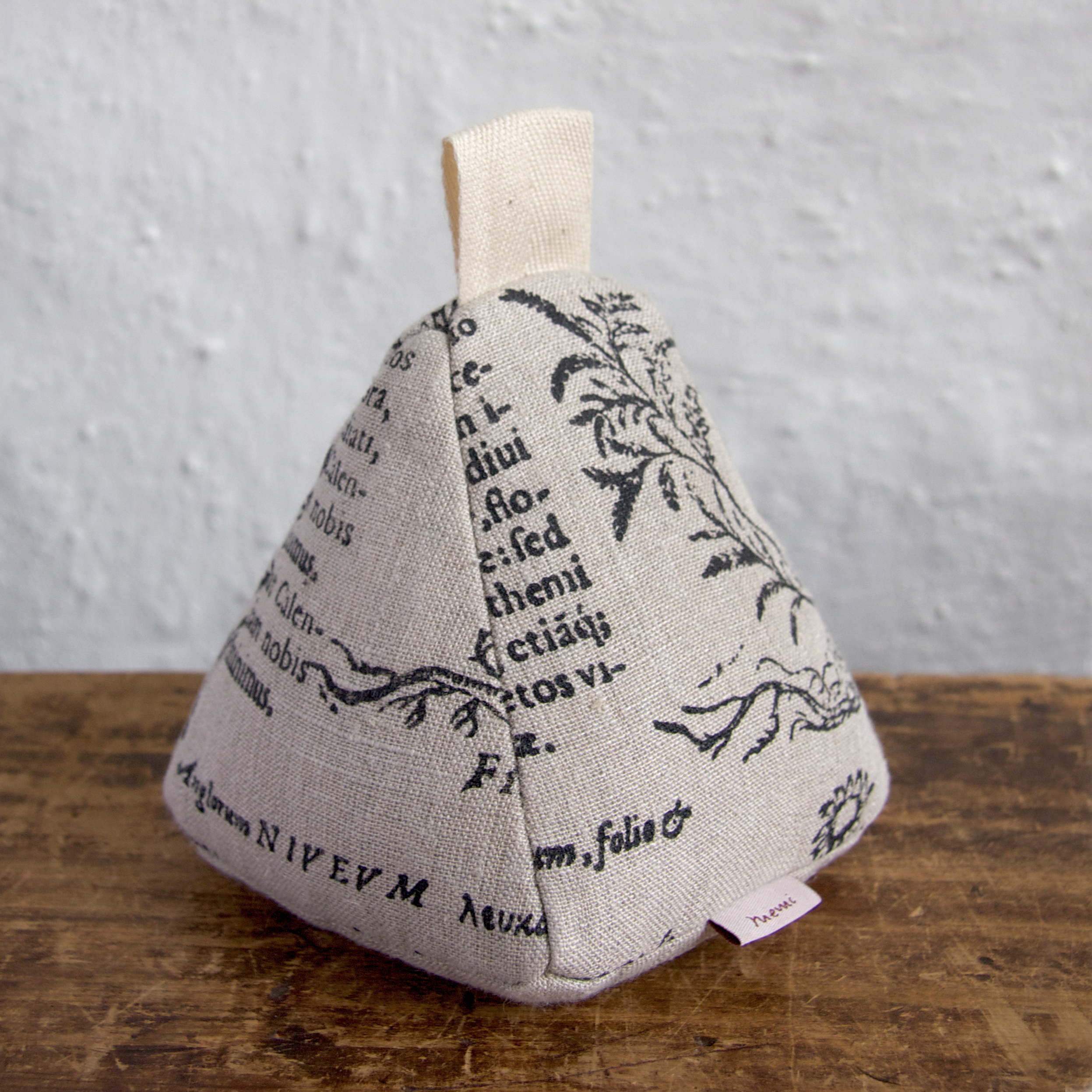 Doorstop in Latin Herbal black