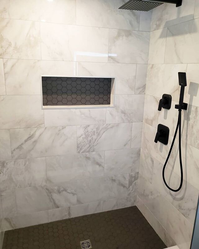 Black hexagon and marble.

New bathroom in Sherwood Park for @gckolkman 
#bathroomrenos #custombathroom #yeg #yegrenos #alberta #edmonton #yegmade #bathroomsofinstagram