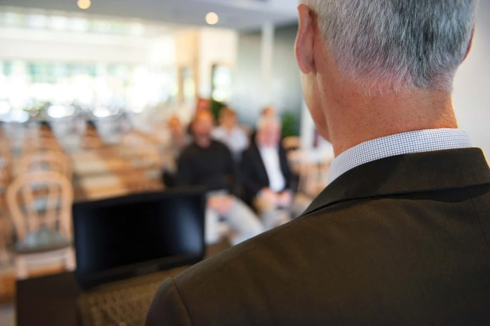 <p><strong>CORPORATE</strong>PACKAGES<i>More →</i></p>