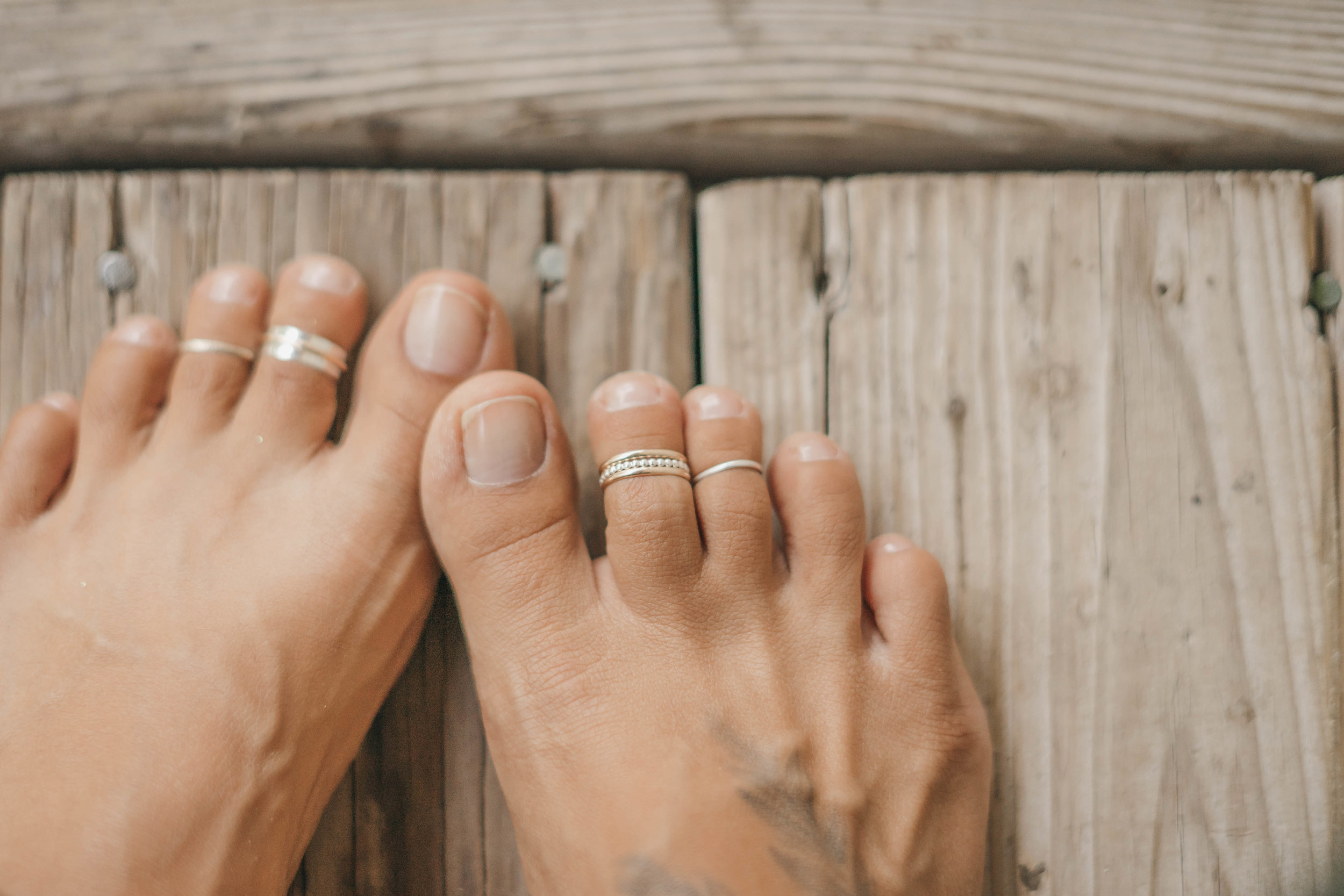 Tiny Hammered Toe Ring — Carteo
