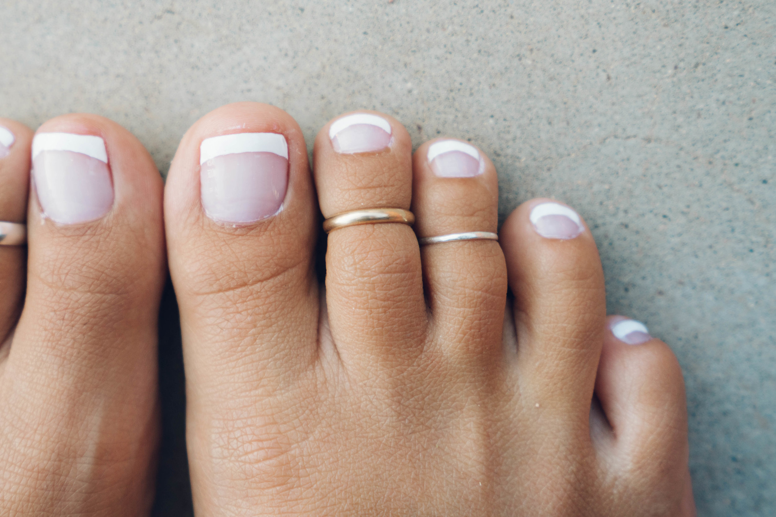 Wide Smooth Toe Ring — Carteo