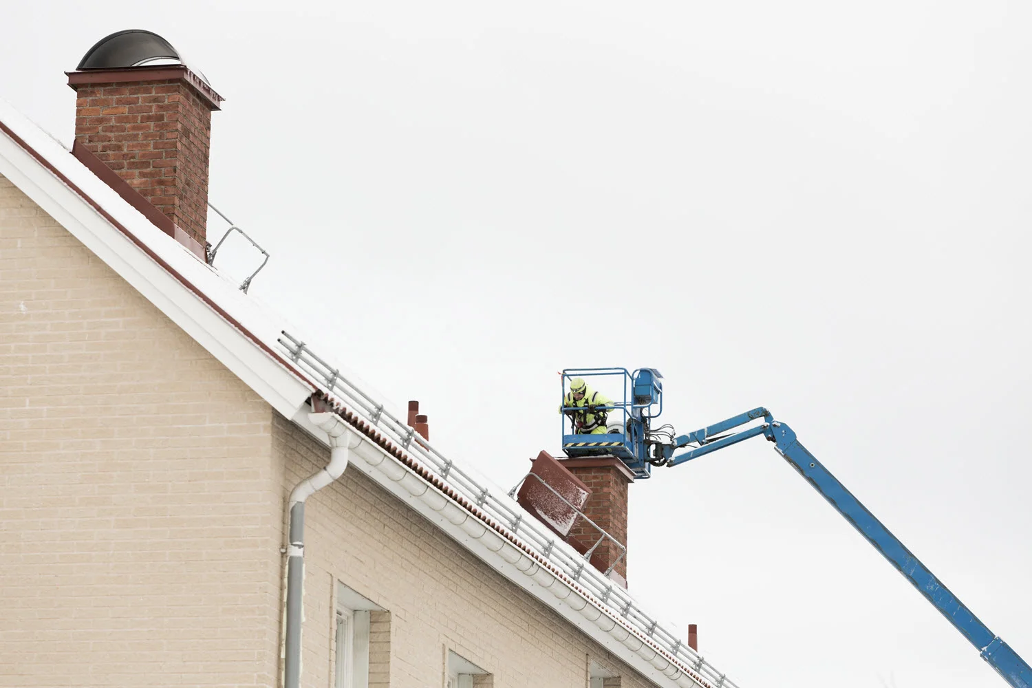 Ventilationskanaler tätas från taket och ner till lägenheterna.
