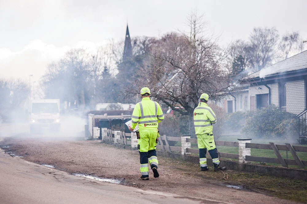 Genom att trycka ner rök i dag- och spillvattenledningar genom brunnar i gatan hittar vi fort felkällor som bidrar till att regnvatten rinner in i spillvattenledningar.