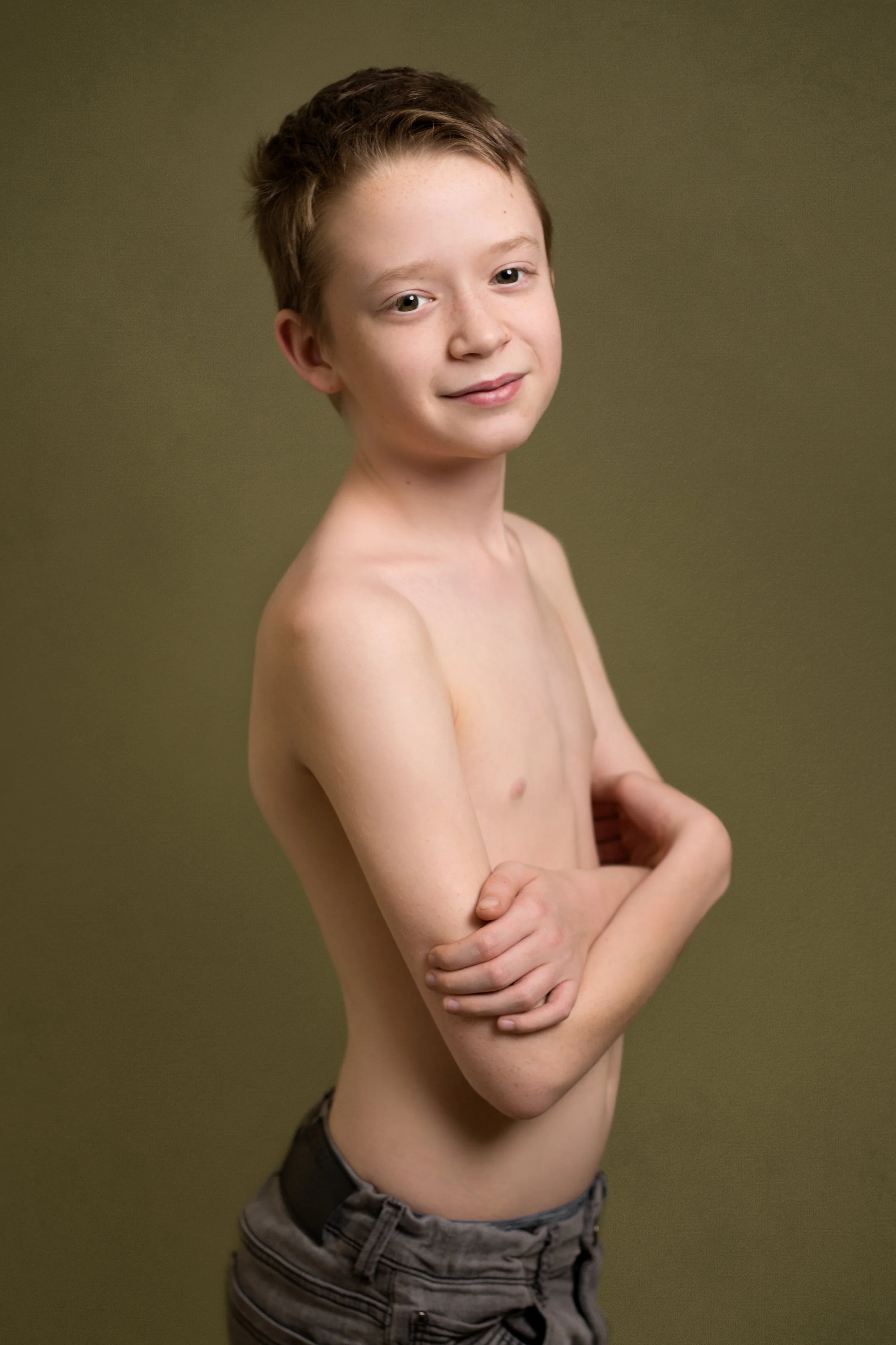 LEA-COOPER-PHOTOGRAPHY-WILLENHALL-WEST-MIDLANDS-WOLVERHAMPTON-CHILDREN-SESSION-WOLVERHAMPTON-BIRMINGHAM-GREEN-BOY-CROSSED-ARMS.jpg