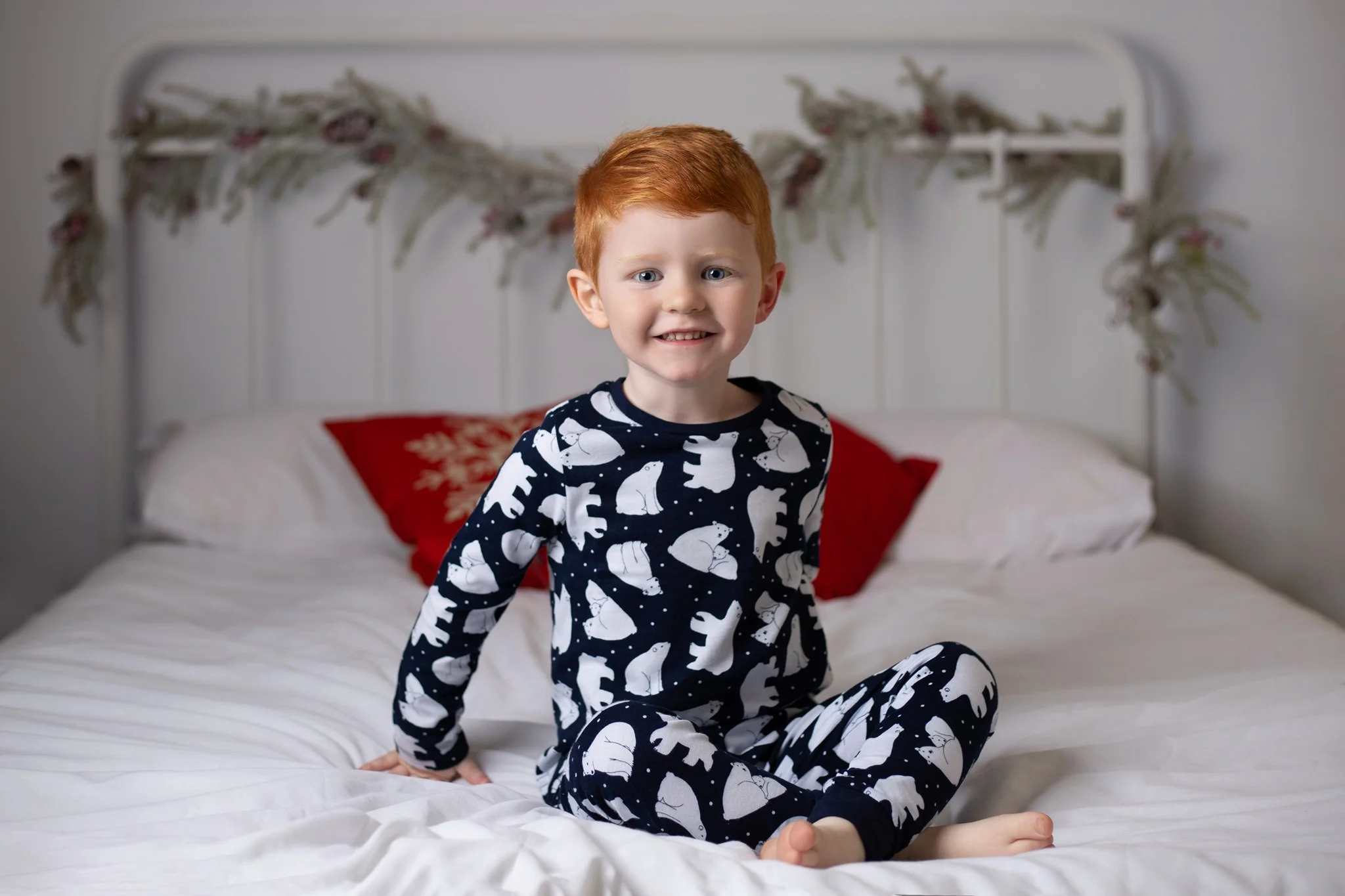 CHRISTMAS-MINI-XMAS-SESSION-CHRISTMAS-PHOTOSHOOT-CHRISTMAS-BED-WHITE-SET-WILLENHALL-WOLVERHAMPTON-WEST-MIDLANDS-4.jpg