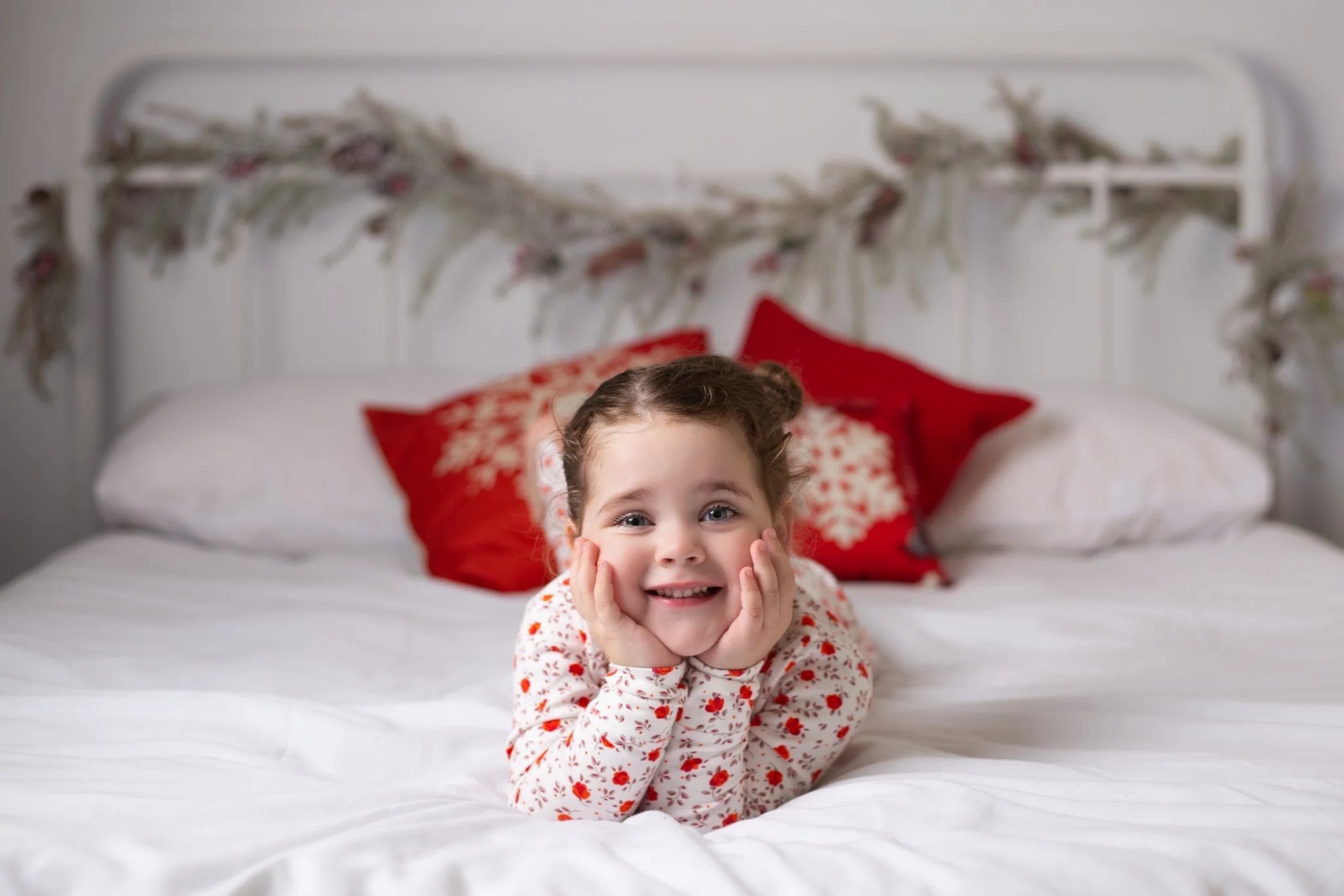 CHRISTMAS-MINI-XMAS-SESSION-CHRISTMAS-PHOTOSHOOT-CHRISTMAS-BED-WHITE-SET-WILLENHALL-WOLVERHAMPTON-WEST-MIDLANDS-3.jpg